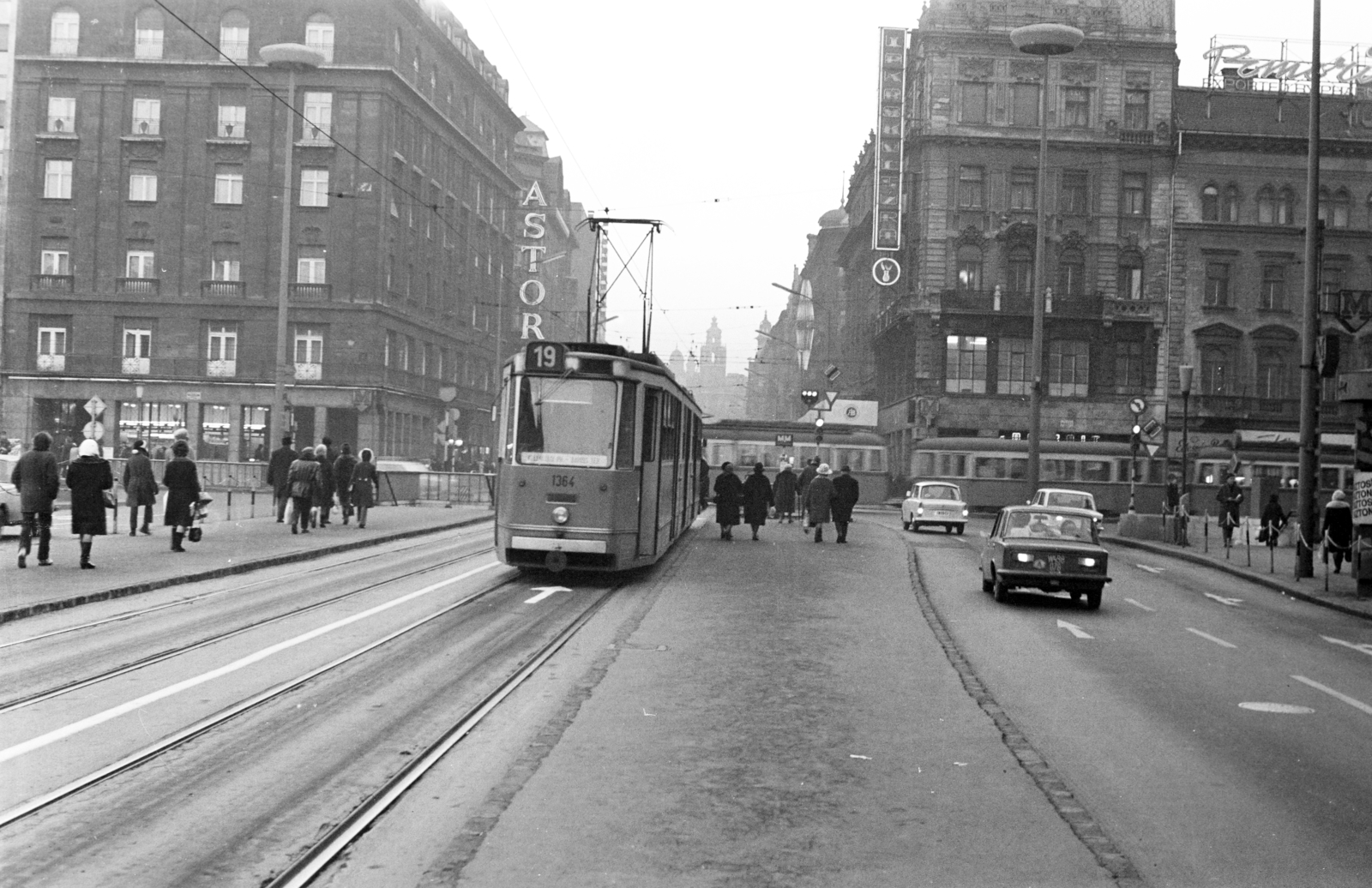 Hungary, Budapest V.,Budapest VII.,Budapest VIII., Rákóczi út, villamosmegálló az Astoria kereszteződésnél, háttérben a Kossuth Lajos utca házsora., 1972, Otruba Ferenc és Zoltán, tram, traffic, Budapest, Fortepan #254379