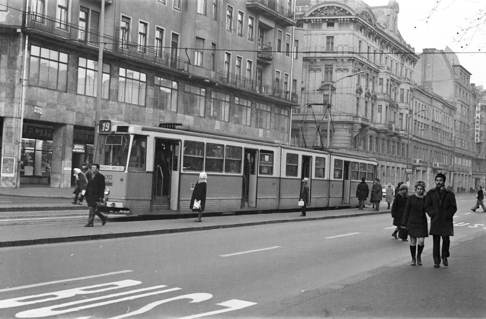 Hungary, Budapest VII.,Budapest VIII., Rákóczi út, villamosmegálló a Gyulai Pál utcánál, a villamos mögött a Nagy Diófa utca torkolata., 1972, Otruba Ferenc és Zoltán, tram, Budapest, Fortepan #254381