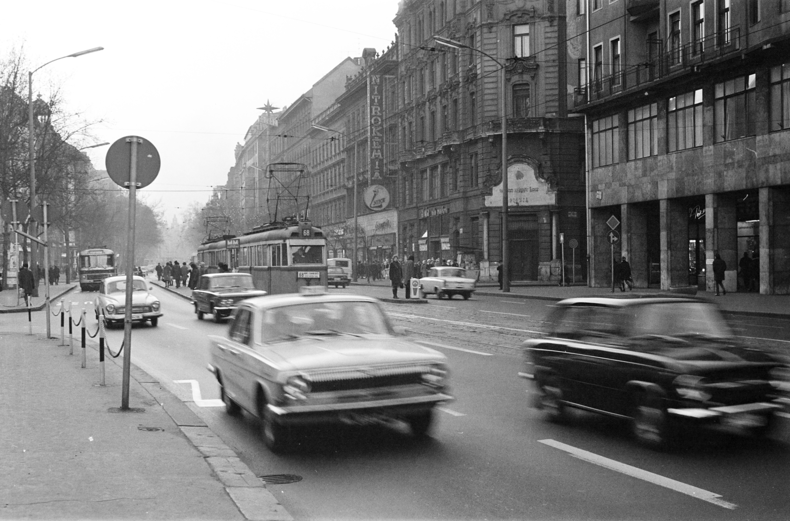 Magyarország, Budapest VII.,Budapest VIII., Rákóczi út, villamosmegálló a Gyulai Pál utcánál, jobbra a Nagy Diófa utca torkolata., 1972, Otruba Ferenc és Zoltán, villamos, forgalom, Wartburg 311/312, GAZ 24 Volga, Budapest, Fortepan #254383