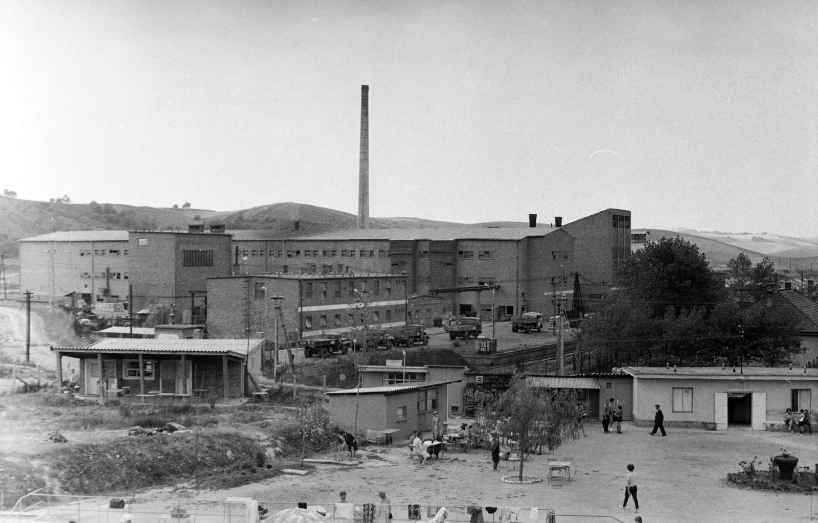 Hungary, előtérben a gyógyfürdő (később Kincses Termálfürdő), a Baross Gábor utca túloldalán a téglagyár látható., 1973, Otruba Ferenc és Zoltán, factory, factory chimney, Fortepan #254387