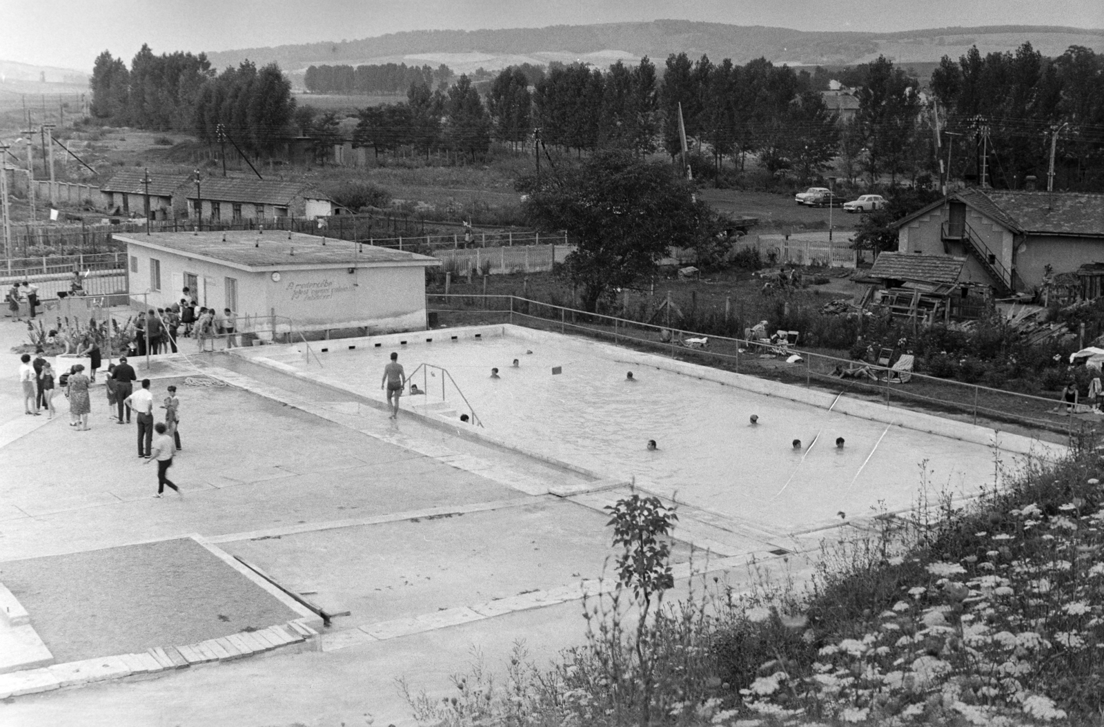 Hungary, gyógyfürdő (később Kincses Termálfürdő) a fa takarásában a Baross Gábor utcai vasúti átjáró látható., 1973, Otruba Ferenc és Zoltán, bathing, label, pool, beach, Fortepan #254388