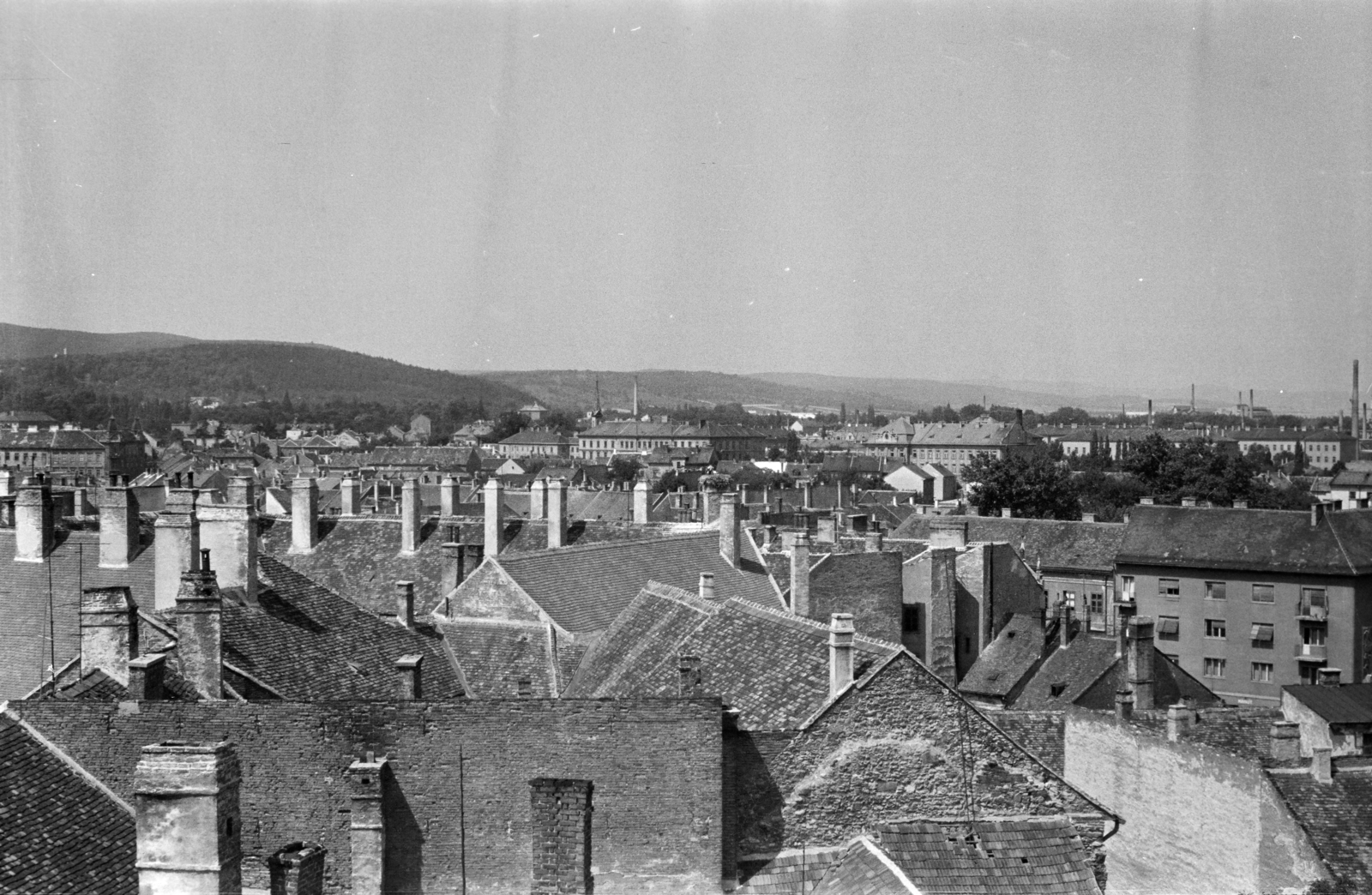 Hungary, Sopron, kilátás a Tűztoronyból, előtérben jobbra az Ógabona tér és Lackner Kristóf utca sarkán álló ház látszik., 1967, Otruba Ferenc és Zoltán, chimney, roof, Fortepan #254391