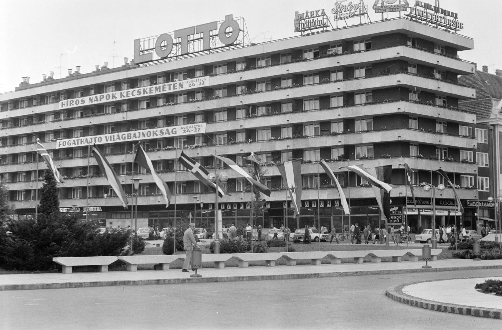 Magyarország, Kecskemét, Kossuth tér, "Lordok háza" társasház., 1978, Otruba Ferenc és Zoltán, Törley-márka, Márka-márka, lottó, Fortepan #254403