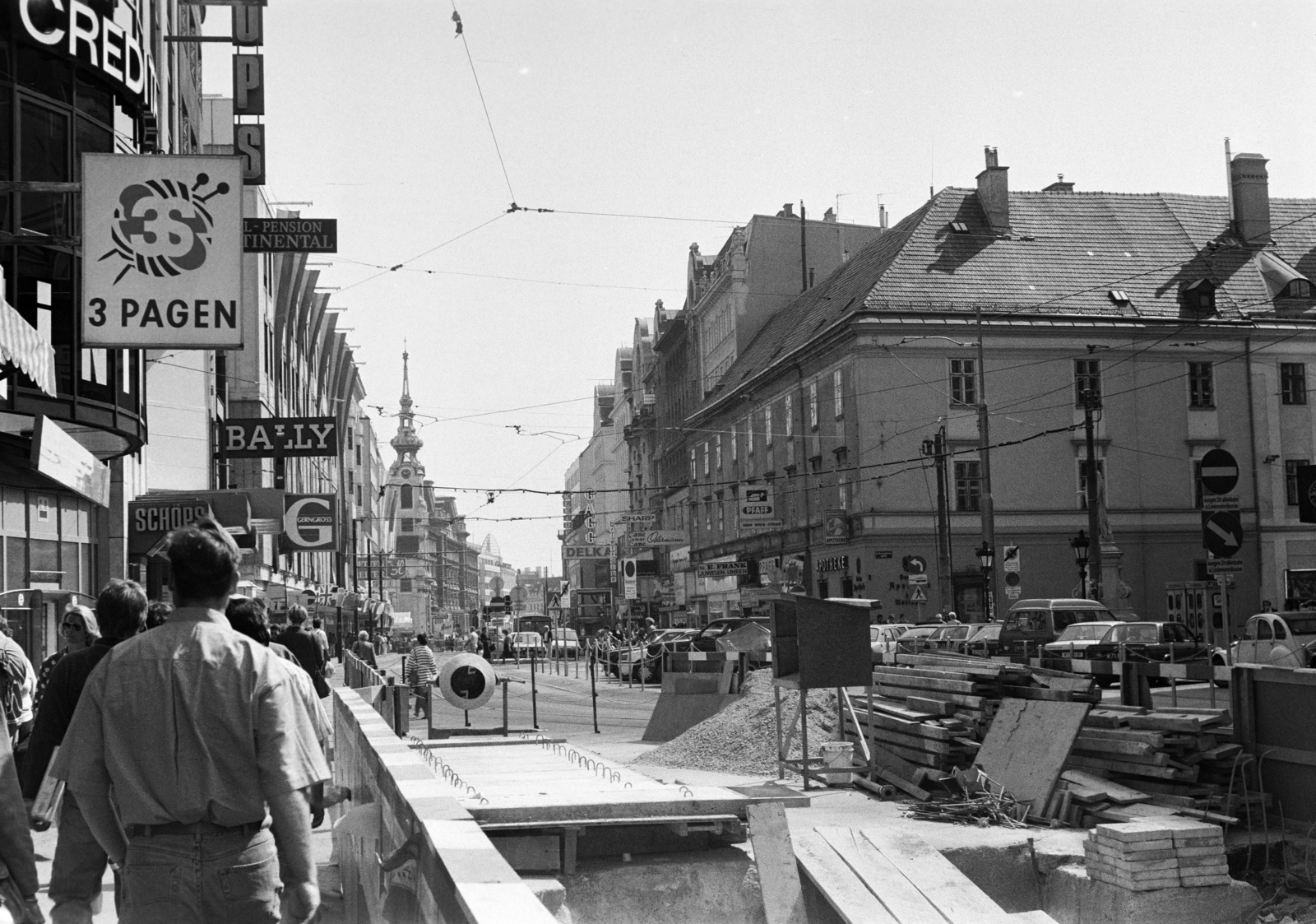 Ausztria, Bécs, Mariahilfer Strasse a Hofburg felé, balra a Kirchengasse, jobbra a Barnabitengasse., 1989, Otruba Ferenc és Zoltán, Fortepan #254423