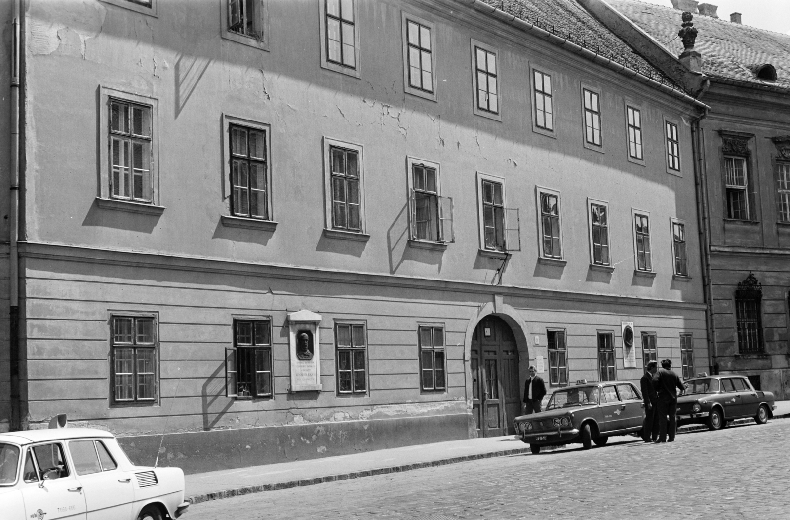 Hungary, Budapest I., Táncsics Mihály utca 9., Táncsics Mihály egykori börtöne., 1971, Otruba Ferenc és Zoltán, Budapest, memorial plaque, street view, bust, relief, taxicab, Fortepan #254475