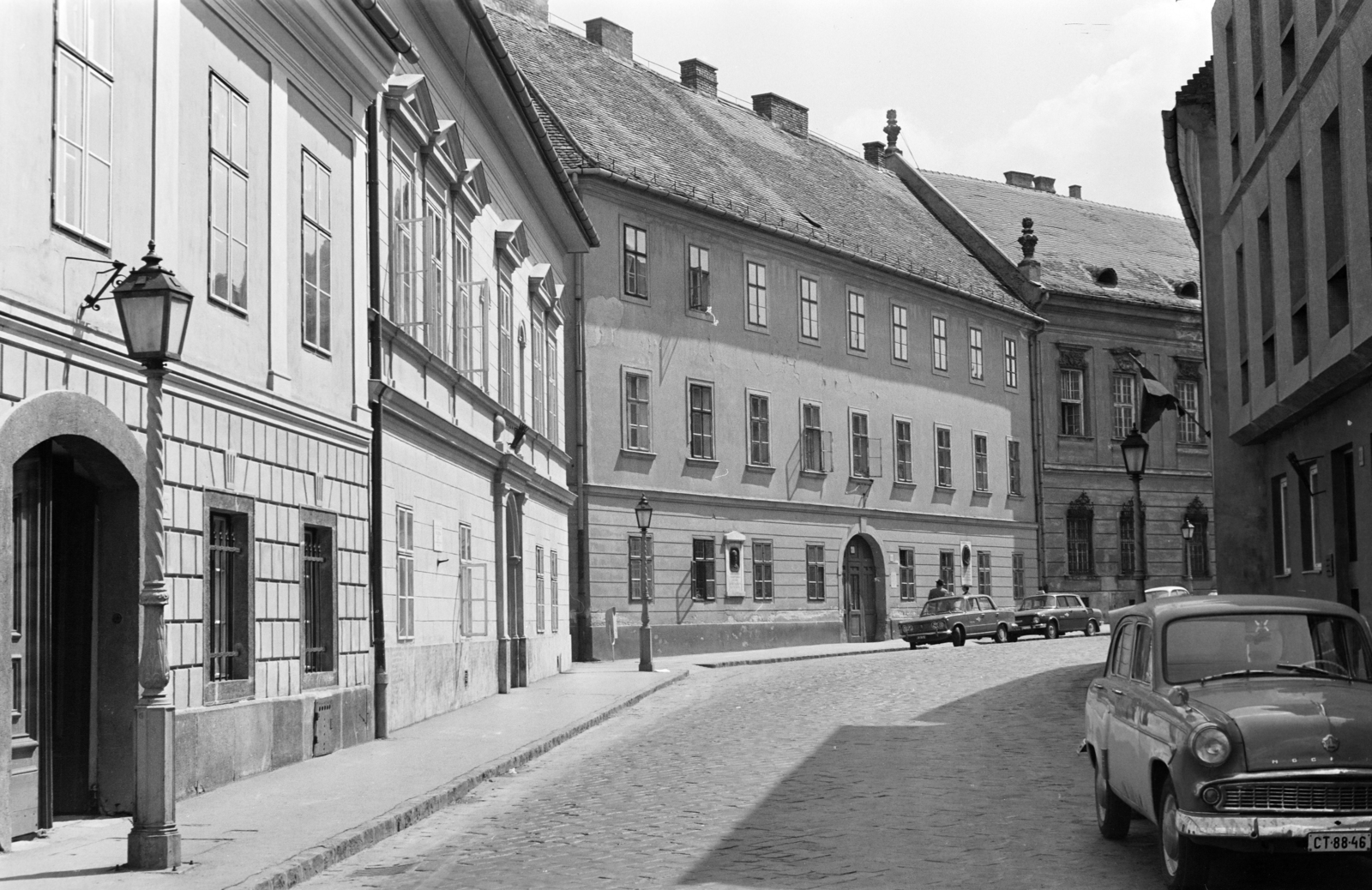 Hungary, Budapest I., Táncsics Mihály utca, szemben középen a 9. szám, Táncsics Mihály egykori börtöne., 1971, Otruba Ferenc és Zoltán, Budapest, Moskvitch-brand, street view, number plate, Fortepan #254477