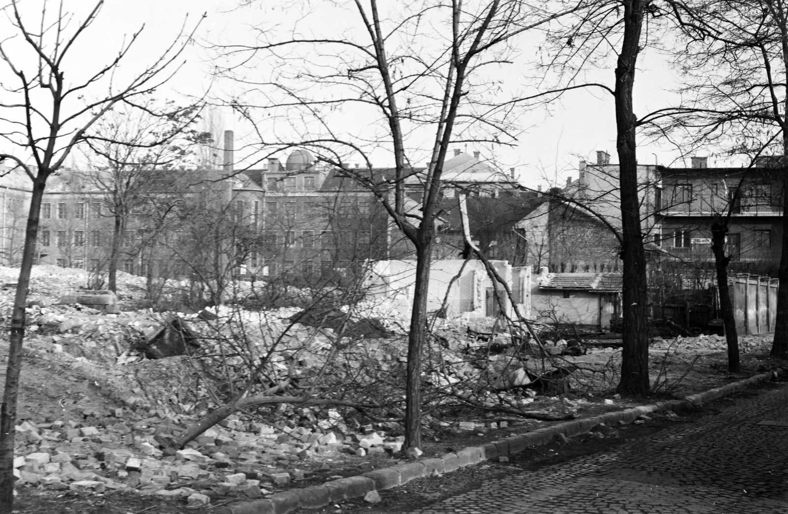 Hungary, Budapest IV., Csányi László (Kis Zsigmond) utca, a Munkásotthon utca - Aradi utca - Mártírok útja határolta bontási terület. Háttérben a Tanoda (Április 4.) tér 1. szám alatti Könyves Kálmán Gimnázium épülete., 1971, Otruba Ferenc és Zoltán, Budapest, Fortepan #254483