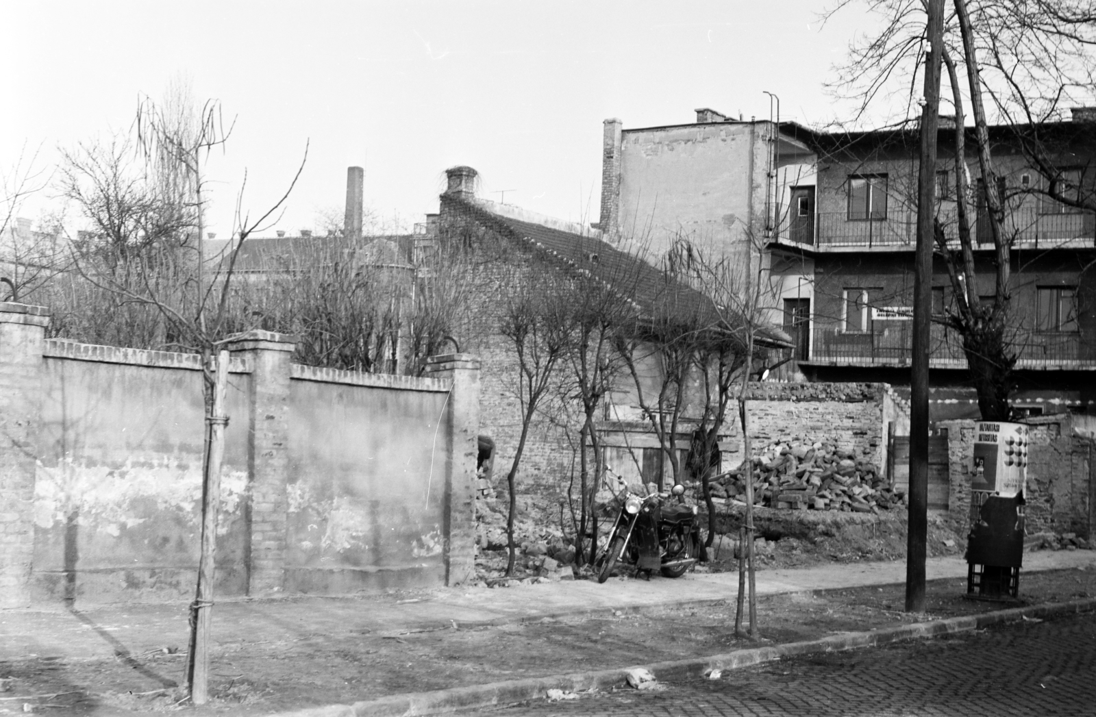Hungary, Budapest IV., Csányi László (Kis Zsigmond) utca, a Munkásotthon utca - Aradi utca - Mártírok útja határolta bontási terület. Háttérben a Tanoda (Április 4.) tér 1. szám alatti Könyves Kálmán Gimnázium épülete., 1971, Otruba Ferenc és Zoltán, Budapest, Fortepan #254485