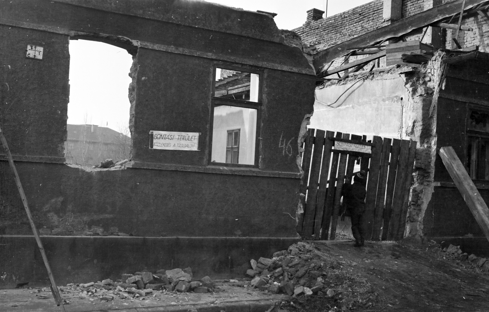 Hungary, Budapest IV., Mártírok útja 46. számú ház bontása, az ablakon keresztül az Aradi utca - Munkásotthon utca sarkán álló épület látszik., 1971, Otruba Ferenc és Zoltán, Budapest, label, peeking, Fortepan #254490