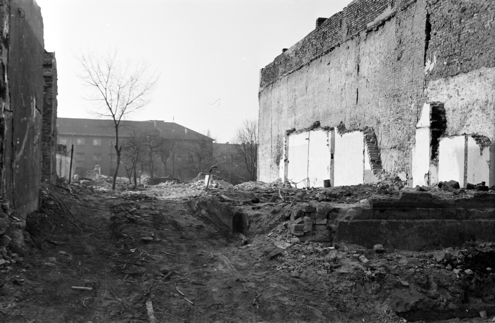 Hungary, Budapest IV., bontási terület a Mártírok útja és az Aradi utca - Munkásotthon utca sarkán álló épület között., 1971, Otruba Ferenc és Zoltán, Budapest, Fortepan #254491