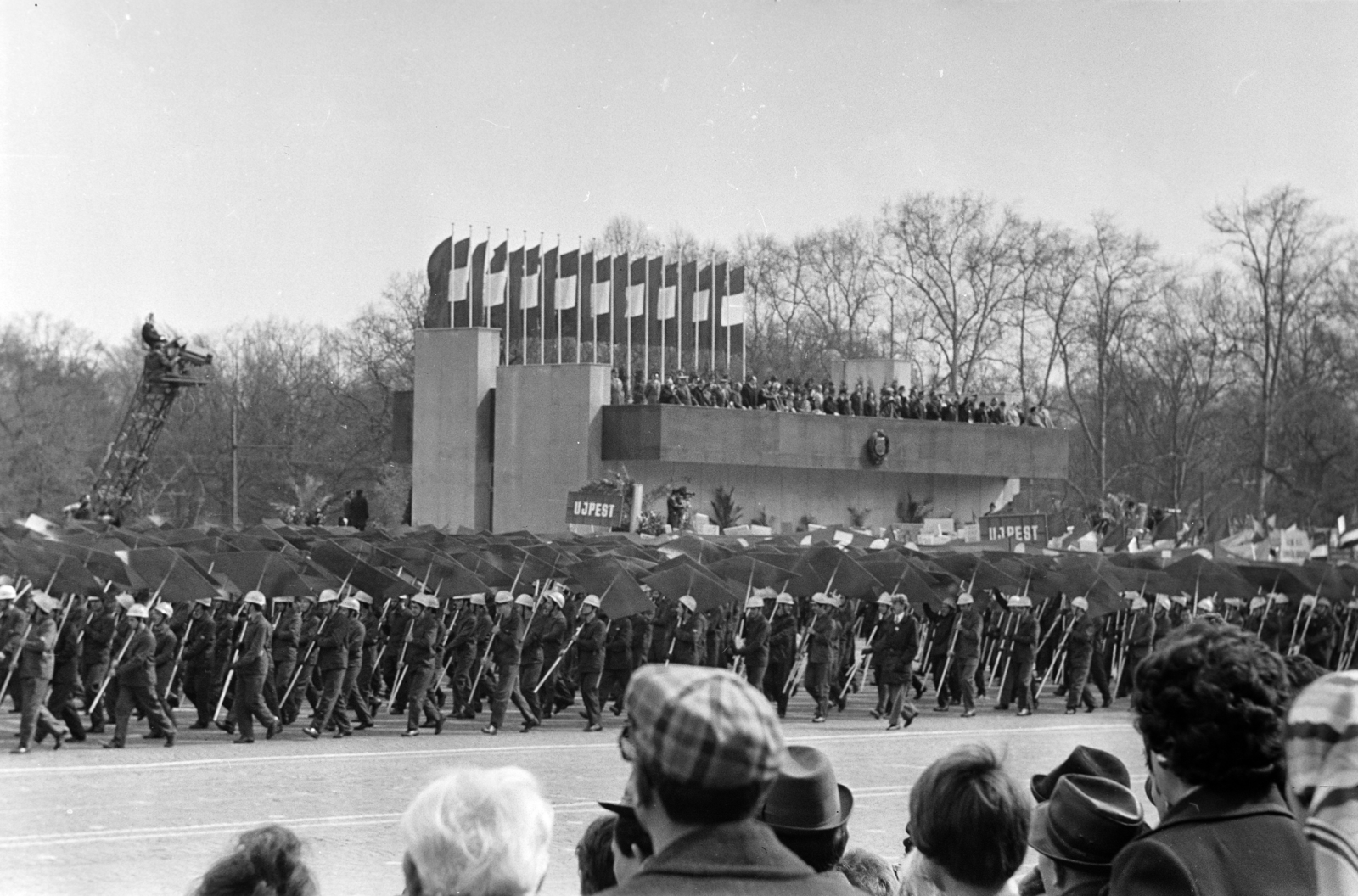 Hungary, Budapest XIV., Ötvenhatosok tere (Felvonulási tér), május 1-i felvonulás, háttérben a dísztribün., 1966, Otruba Ferenc és Zoltán, Budapest, grandstand, grandstand, 1st of May parade, Fortepan #254513