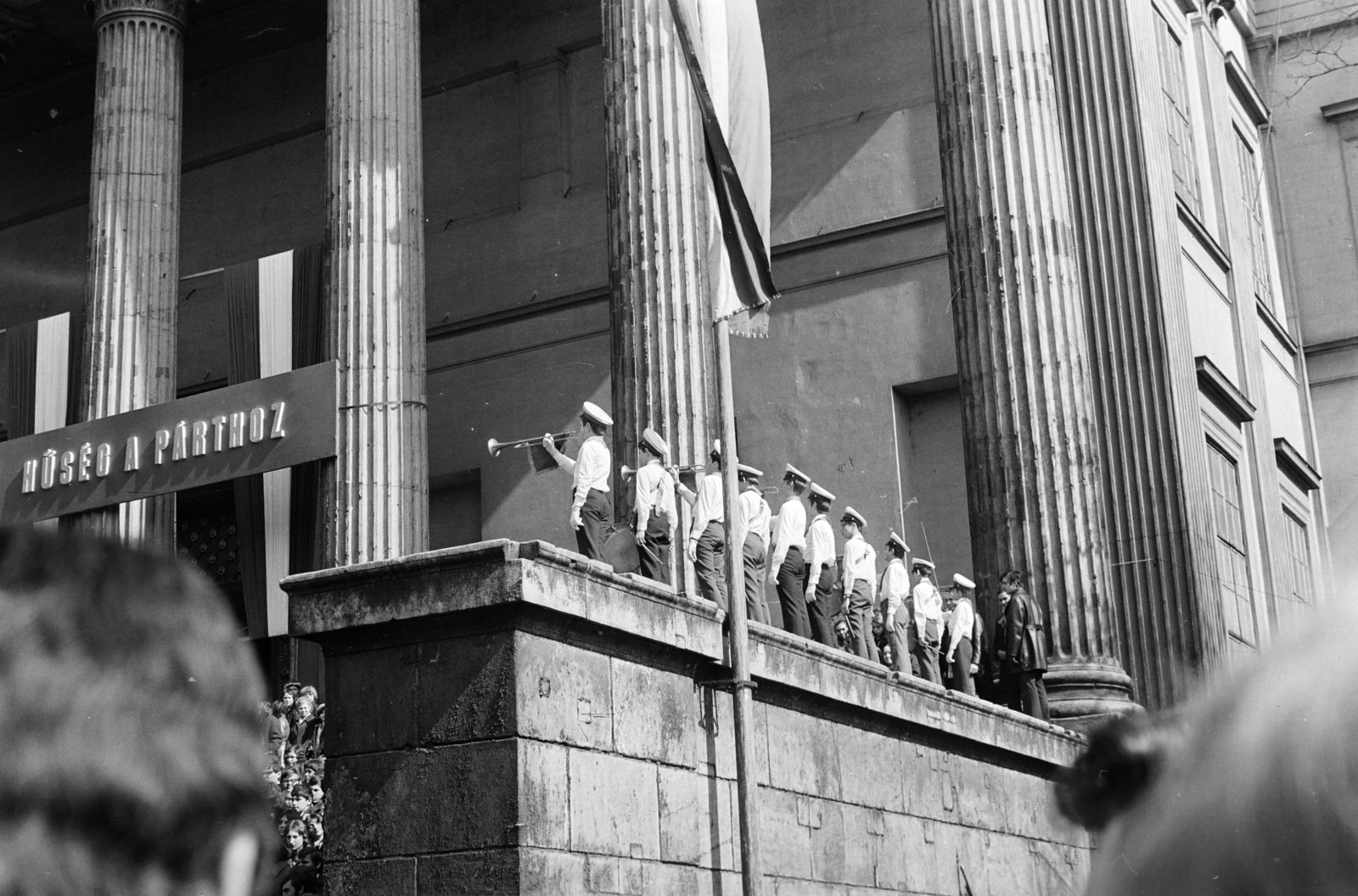 Hungary, Budapest VIII., Múzeumkert, március 15- i ünnepség résztvevői a Magyar Nemzeti Múzeum előtt. Úttörő harsonások nyitják meg a KISZ új VIII. kerületi tagjainak fogadalomtételét., 1970, Otruba Ferenc és Zoltán, Best of, pioneer, label, wind band, festive, Budapest, Fortepan #254594