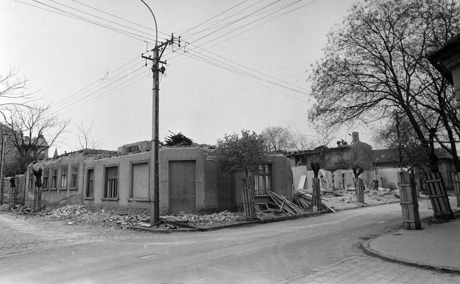 Hungary, Budapest IV., Petőfi utca - Lebstück Mária utca - Jókai utca határolta bontási terület a lakótelep építésének kezdetekor. Balra a Petőfi utca, jobbra a Lebstück Mária utca a Jókai utca felé., 1974, Otruba Ferenc és Zoltán, Budapest, demolition, tree guard, Fortepan #254610