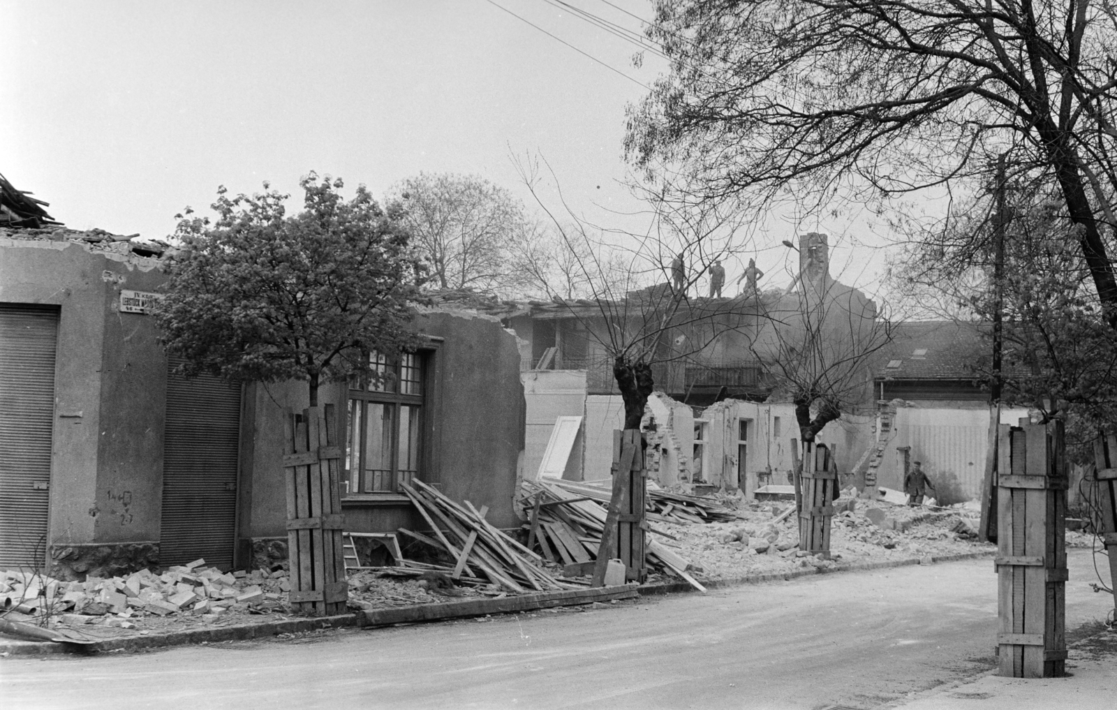 Magyarország, Budapest IV., Petőfi utca - Lebstück Mária utca - Jókai utca határolta bontási terület a lakótelep építésének kezdetekor. A Lebstück Mária utca a Petőfi utca felől a Jókai utca felé nézve, 1974, Otruba Ferenc és Zoltán, Budapest, épületbontás, favédő, Fortepan #254611