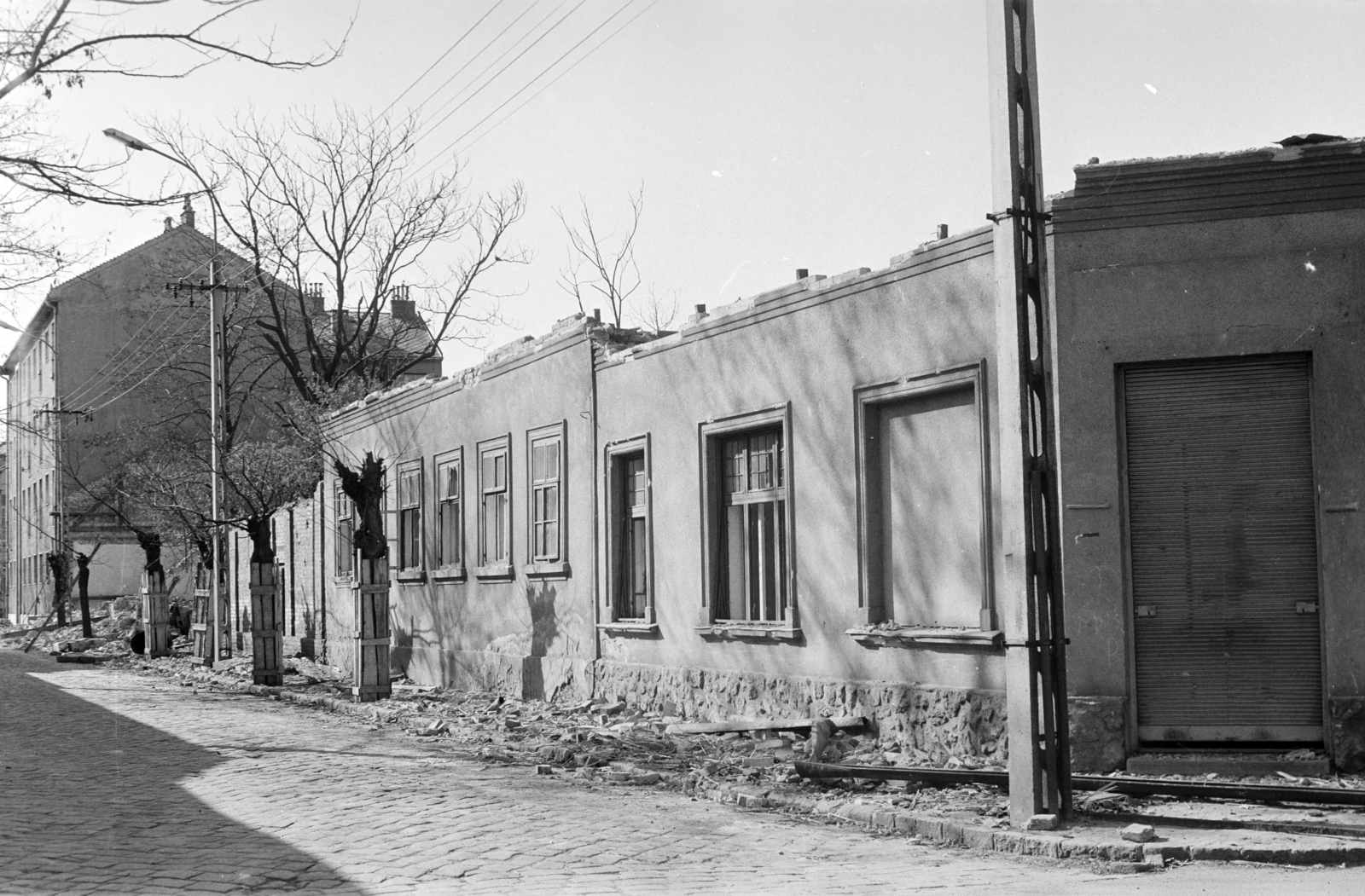 Hungary, Budapest IV., Petőfi utca - Lebstück Mária utca - Jókai utca határolta bontási terület a lakótelep építésének kezdetekor. Balra a Kassai (Bán Tibor) utca sarkán álló Petőfi utca 8-as számú ház., 1974, Otruba Ferenc és Zoltán, Budapest, demolition, Fortepan #254616