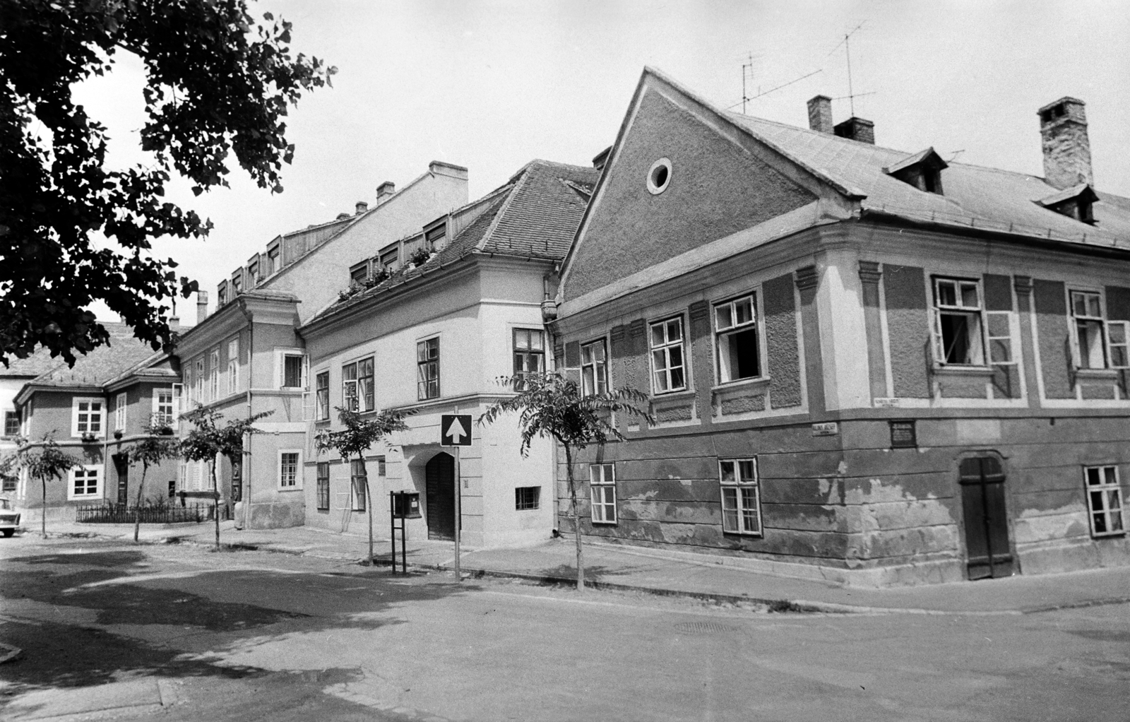 Hungary, Kőszeg, Rajnis utca - Táblaház (Schätzel Frigyes) utca sarok. (Balra van a vár bejárata.), 1989, Otruba Ferenc és Zoltán, Fortepan #254628