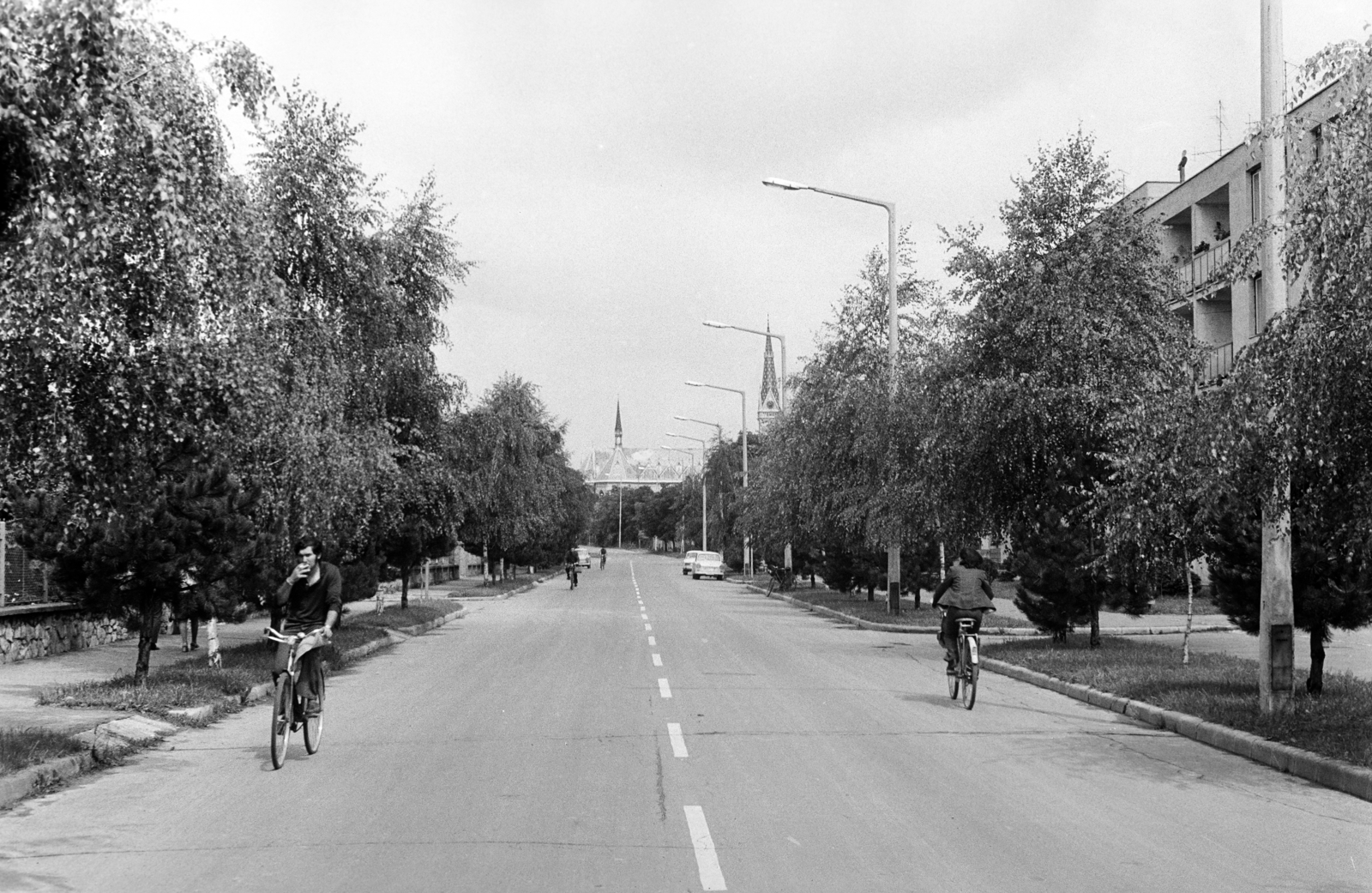 Magyarország, Kőszeg, Velemi út (Ságvári Endre utca), balra a Sigray Jakab utca, háttérben a Jézus Szíve-templom., 1989, Otruba Ferenc és Zoltán, kerékpár, Fortepan #254630