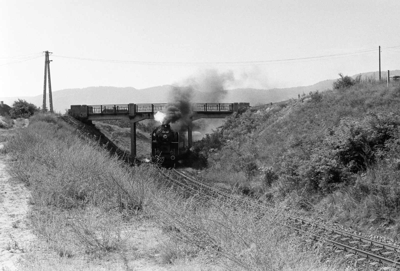 Hungary, Pilisvörösvár, közúti felüljáró a Budapest-Esztergom vasút felett a Kálvária utcánál., 1974, Otruba Ferenc és Zoltán, Fortepan #254631