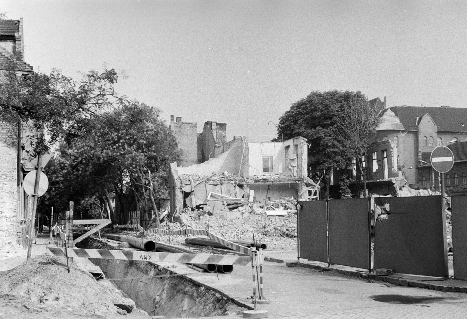 Magyarország, Budapest IV., József Attila utca az István (Bajcsy-Zsilinszky) út felől a Kassai (Bán Tibor) utca felé nézve, jobbra a háttérben az Árpád út 77-es számú ház., 1985, Otruba Ferenc és Zoltán, Budapest, Fortepan #254635