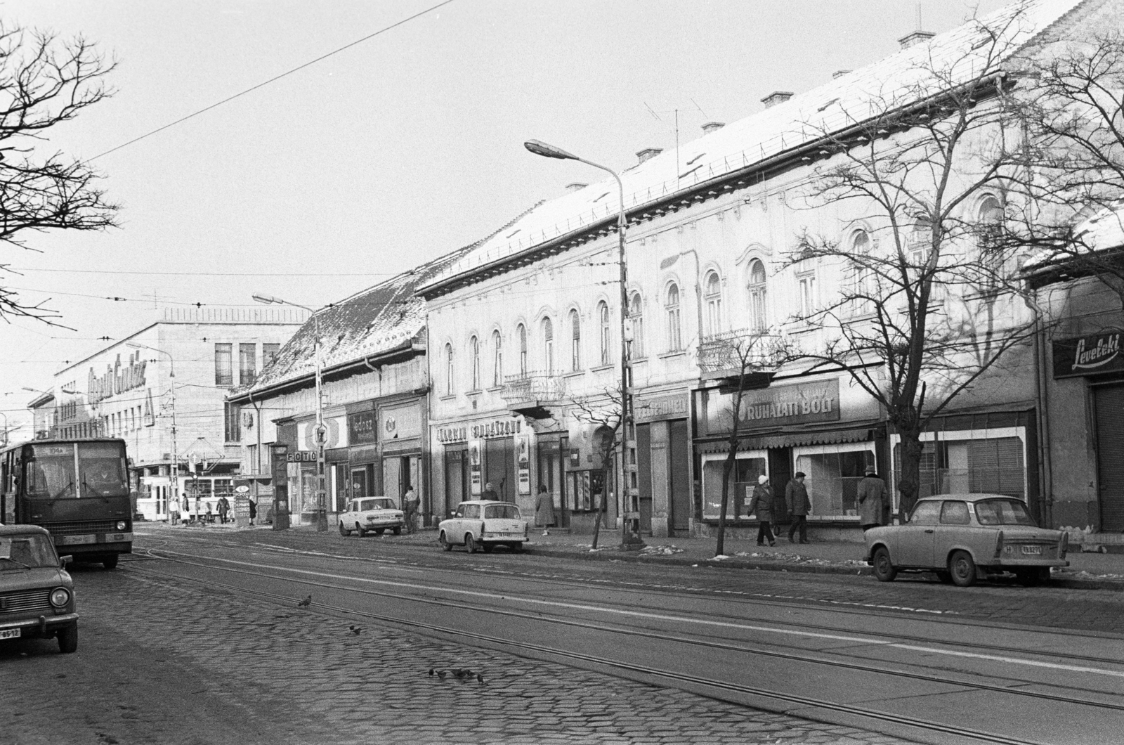 Hungary, Budapest IV., Árpád út a Kassai (Bán Tibor) utca felől az István (Bajcsy-Zsilinszky) út kereszteződése, az Újpesti Áruház felé nézve., 1984, Otruba Ferenc és Zoltán, Budapest, Fortepan #254641