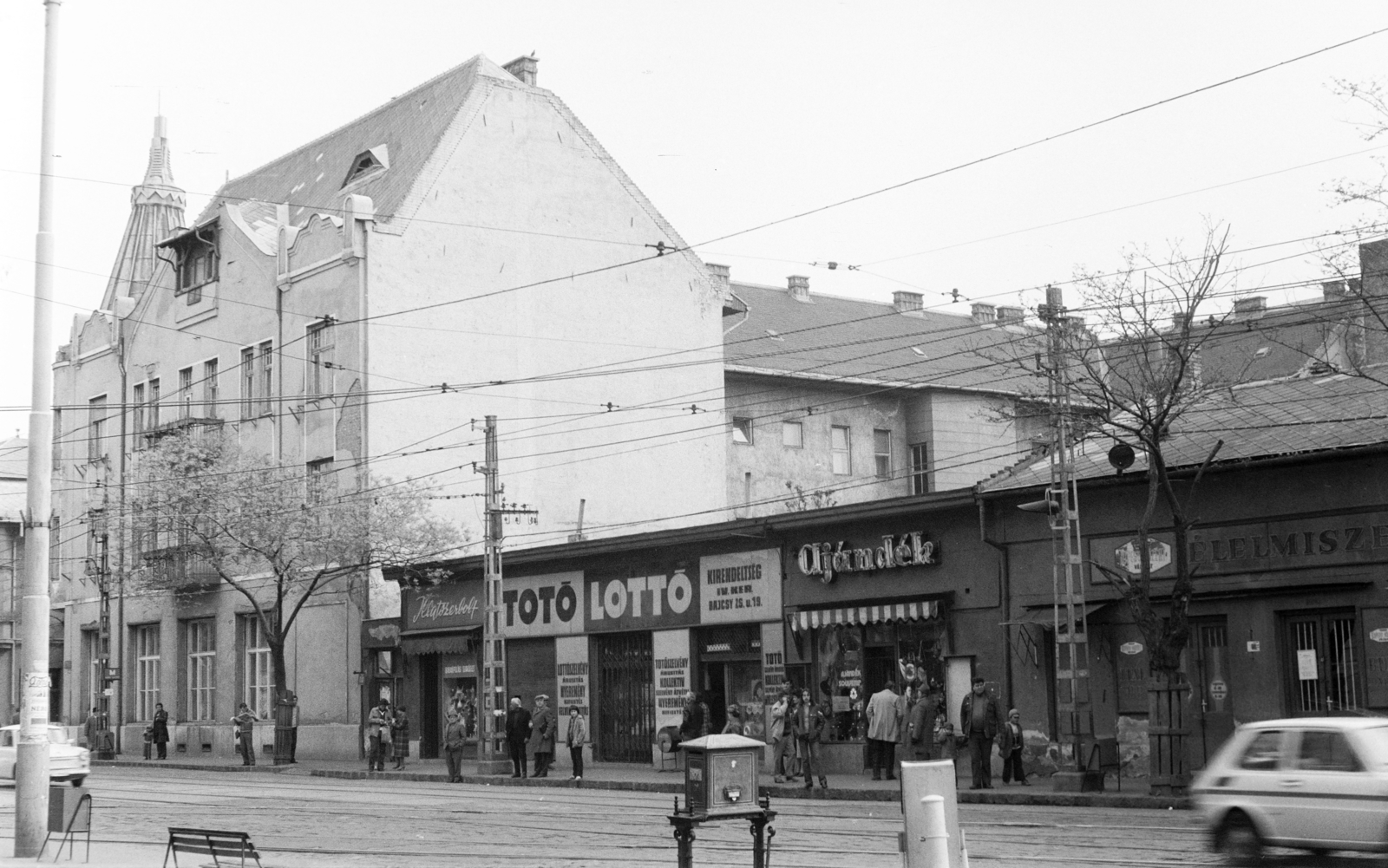 Magyarország, Budapest IV., István (Bajcsy-Zsilinszky) út a Király (Rezi Károly) utca és a Jókai utca között., 1982, Otruba Ferenc és Zoltán, Budapest, élelmiszerbolt, illatszerbolt, lottózó, totó, Fortepan #254656