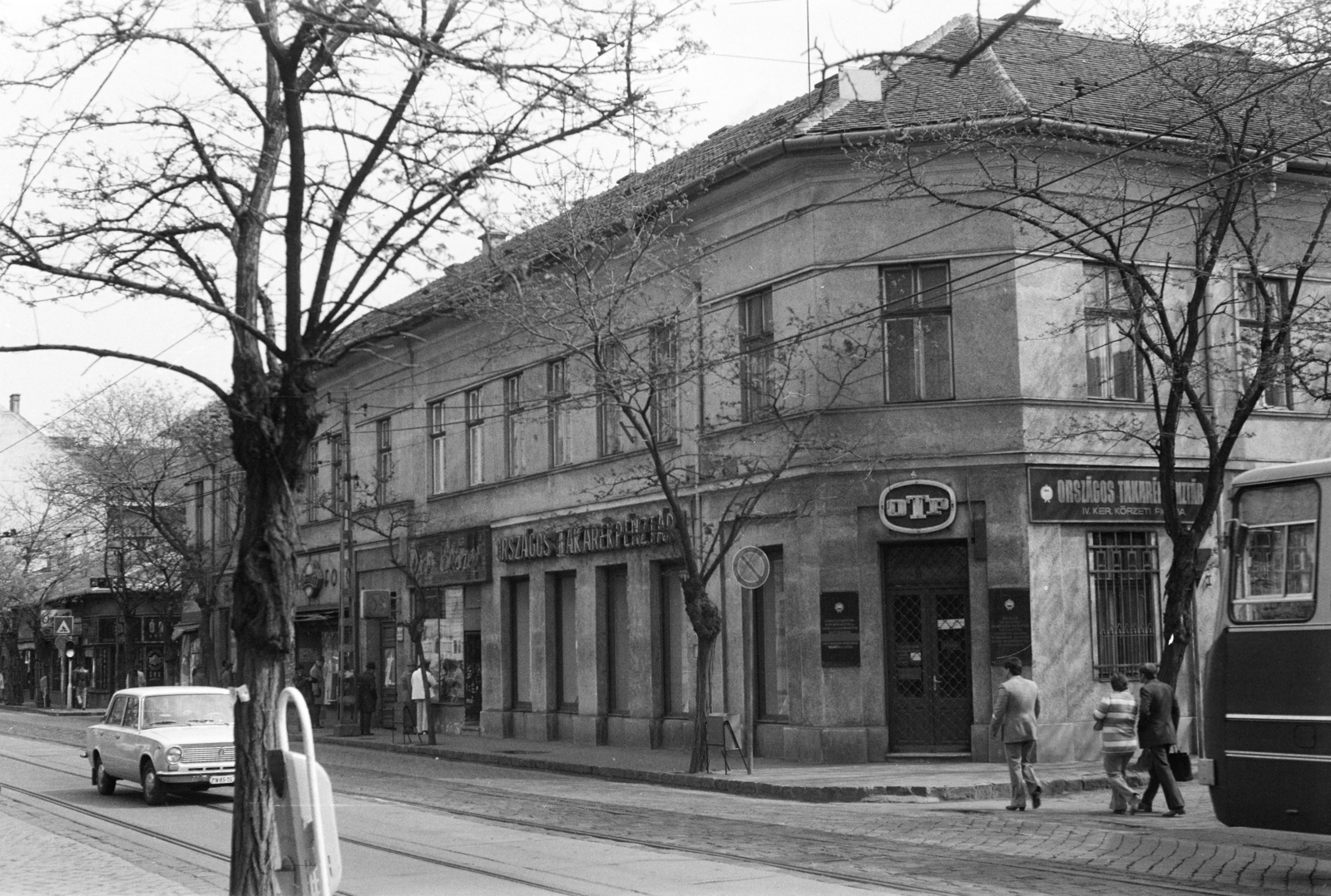 Magyarország, Budapest IV., István (Bajcsy-Zsilinszky) út, jobbra a Petőfi utca torkolata., 1982, Otruba Ferenc és Zoltán, OTP, VAZ 2101, Budapest, Fortepan #254660