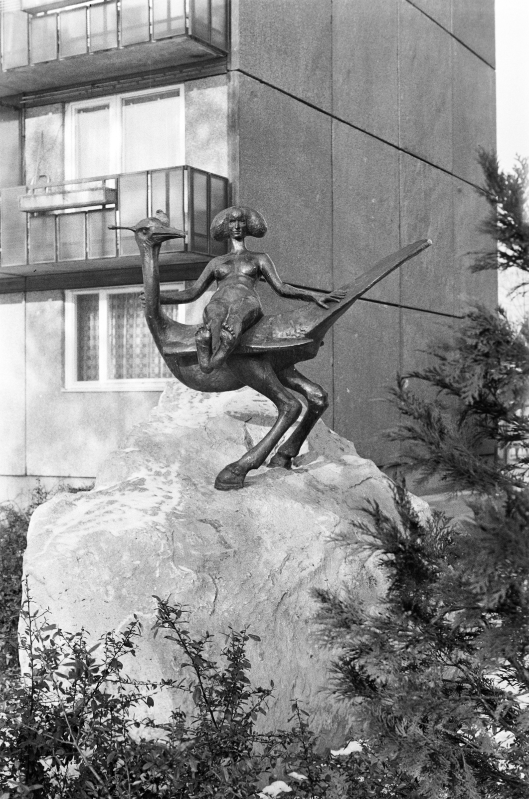 Magyarország, Budapest IV., a Lebstück Mária utca 26. számú ház előtt Kő Pál szobrászművész Nyár című szobra (1984)., 1984, Otruba Ferenc és Zoltán, Budapest, köztéri szobrászat, Fortepan #254670