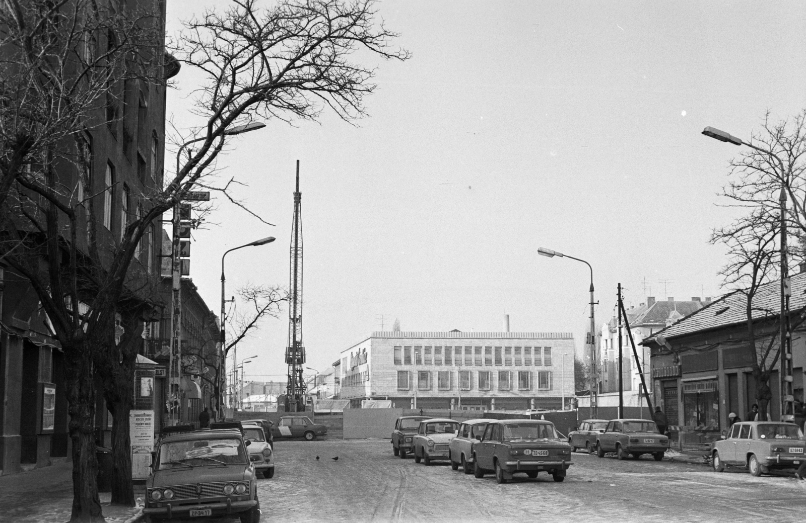 Magyarország, Budapest IV., balra az Árpád út 77., a Fény mozi Kassai (Bán Tibor) utca sarkán, szemben az Újpesti Áruház., 1986, Otruba Ferenc és Zoltán, Budapest, rendszám, VAZ 2101, Lada-márka, VAZ 2103/2106, Trabant 601, Fortepan #254681