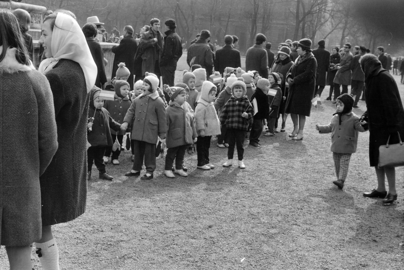 Hungary, Budapest VIII., Múzeumkert, óvodások Arany János szobra mellett, 1966, Otruba Ferenc és Zoltán, Budapest, Fortepan #254691