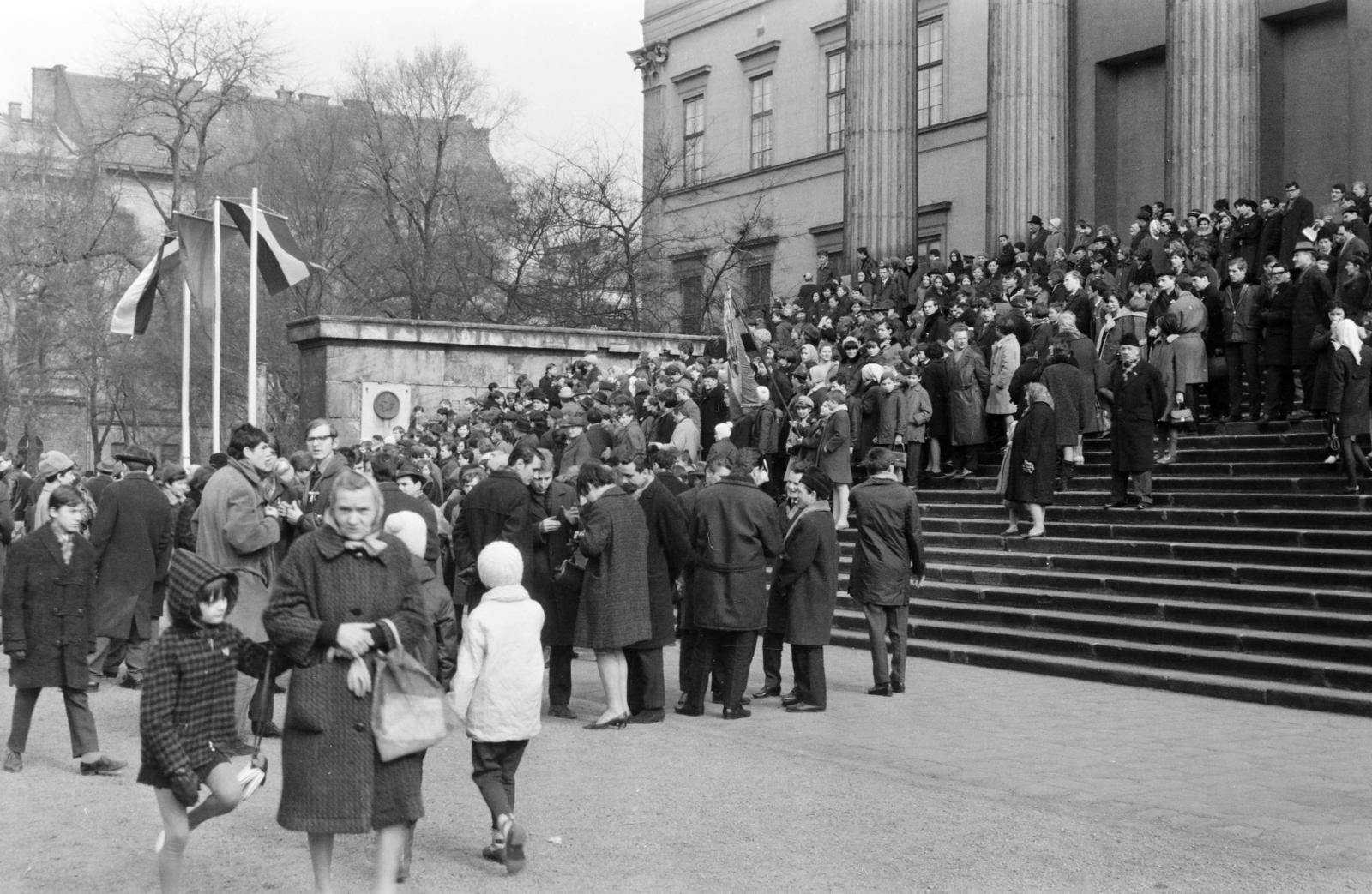 Magyarország, Budapest VIII., Múzeumkert, katonazenekar térzenéjét hallgatók a Magyar Nemzeti Múzeum lépcsőjén., 1966, Otruba Ferenc és Zoltán, Budapest, Fortepan #254692