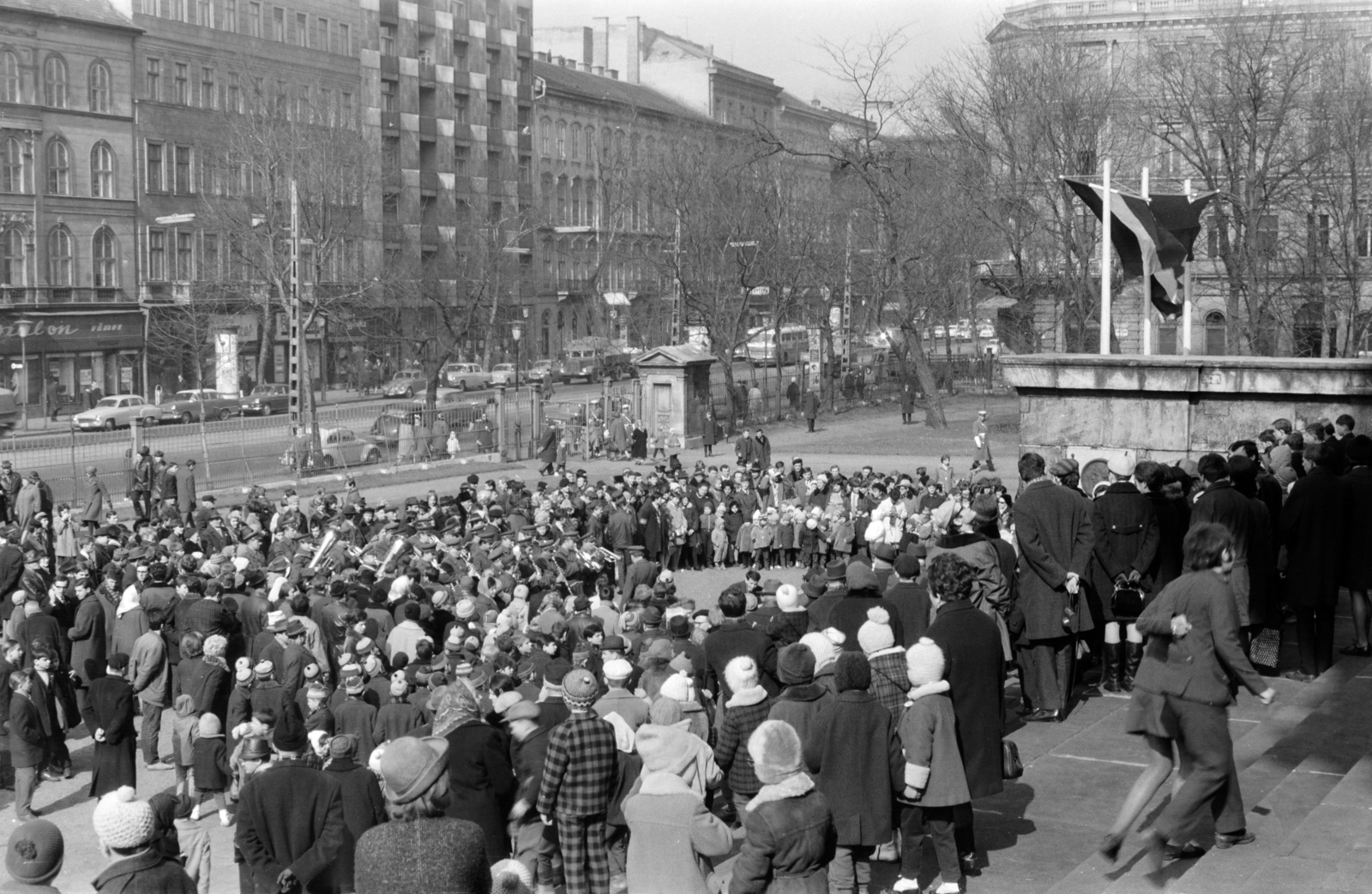 Hungary, Budapest VIII., Múzeumkert, katonazenekar térzenét ad a Magyar Nemzeti Múzeum lépcsője előtt., 1966, Otruba Ferenc és Zoltán, Budapest, audience, Fortepan #254693