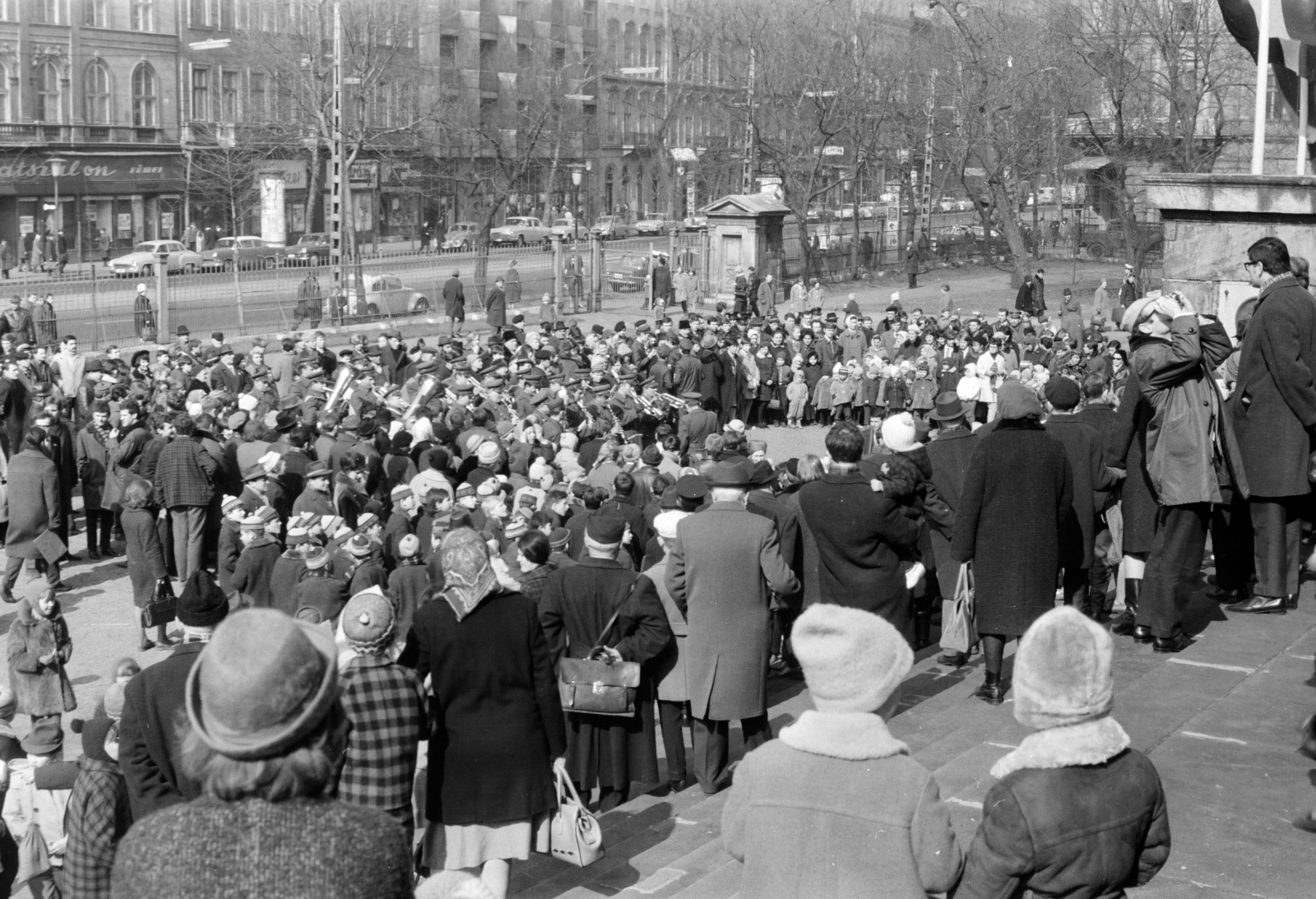 Hungary, Budapest VIII., Múzeumkert, katonazenekar térzenét ad a Magyar Nemzeti Múzeum lépcsője előtt., 1966, Otruba Ferenc és Zoltán, Budapest, Fortepan #254694