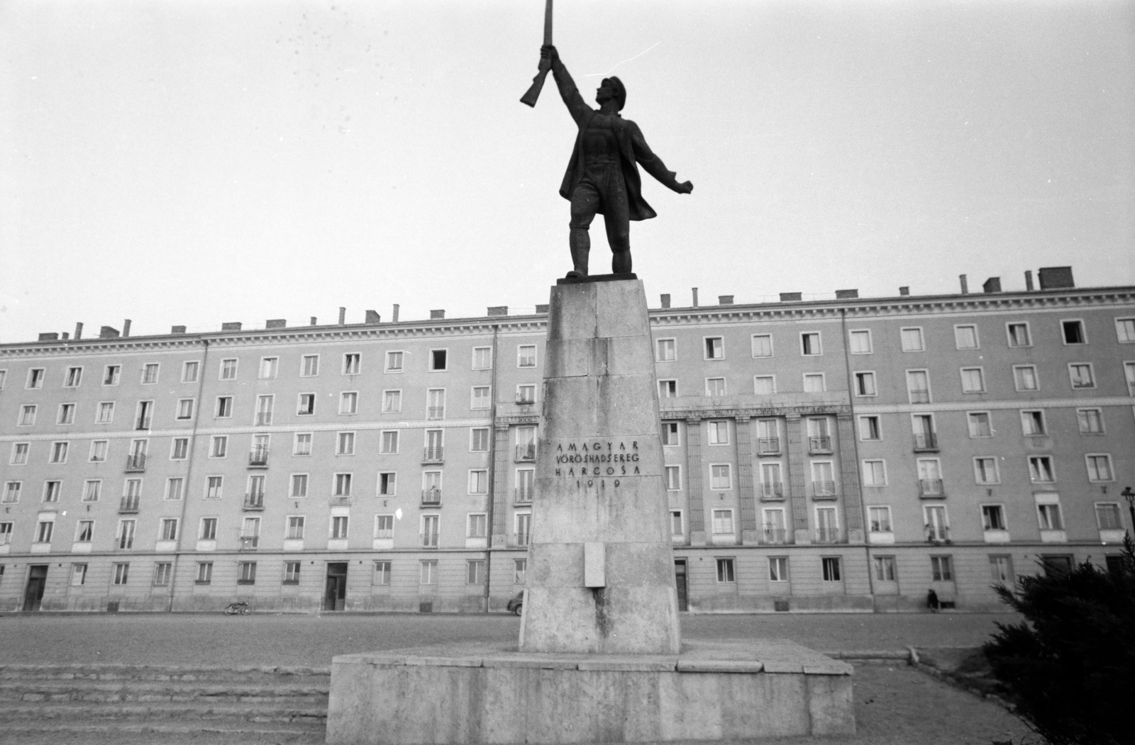 Magyarország, Budapest IV., Váci út - Árpád út sarok, Szabadság park. A Magyar Vörös Hadsereg harcosa című szobor (Gyenes Tamás, 1959.), mely a talapzat felirataitól megfosztva ma is a helyén áll., 1966, Otruba Ferenc és Zoltán, Budapest, Fortepan #254695