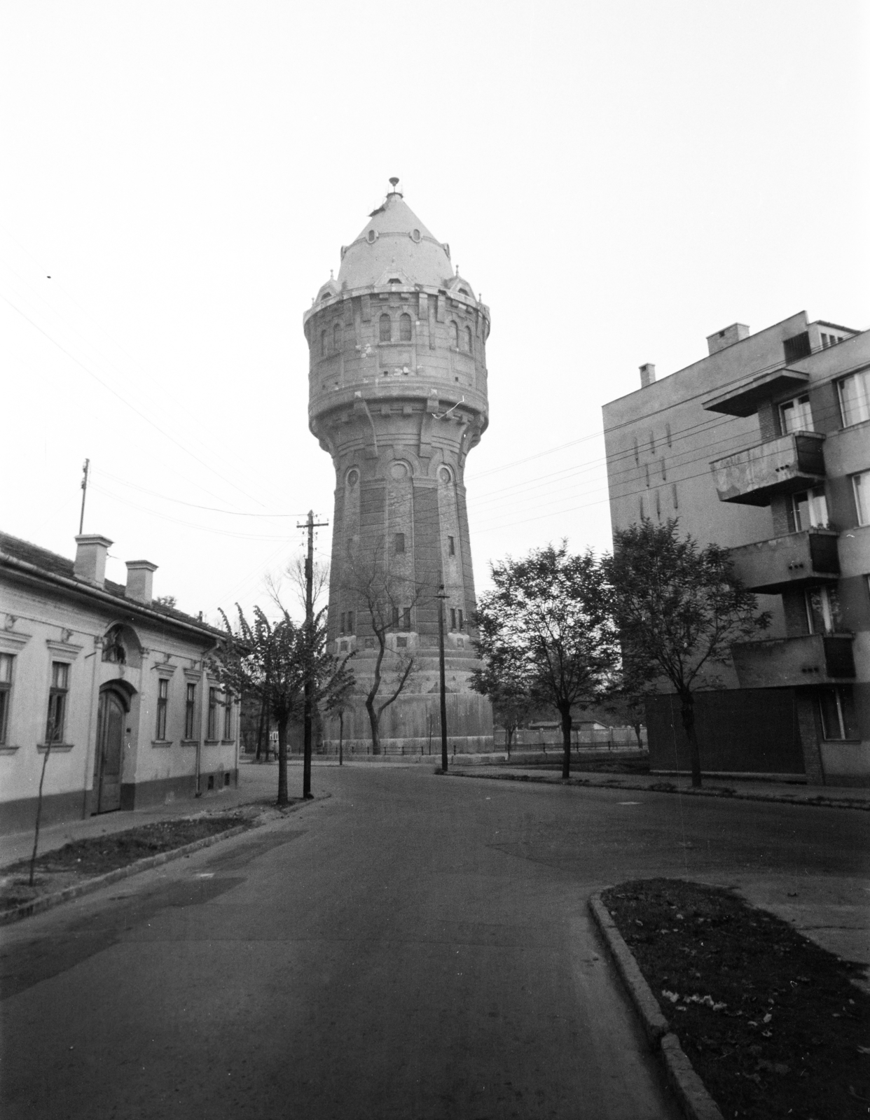 Magyarország, Budapest IV., a felvétel a mára megszűnt Kölcsey utca és a Deák Ferenc utca találkozásánál készült. Szemben az Újpesti víztorony a Deák Ferenc utca - Árpád út közötti területen., 1966, Otruba Ferenc és Zoltán, Budapest, Fortepan #254696