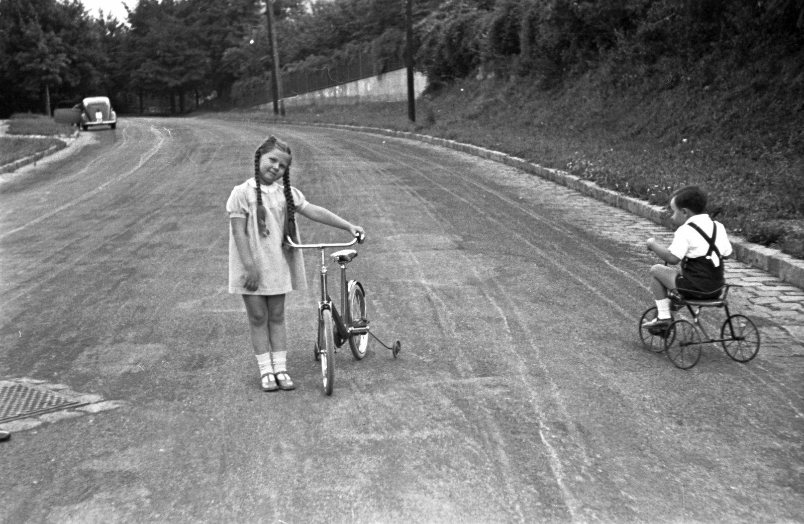 Hungary, Budapest XII., Roskovics utca., 1940, Fortepan, bicycle, tricycle, braid, Budapest, Fortepan #25470