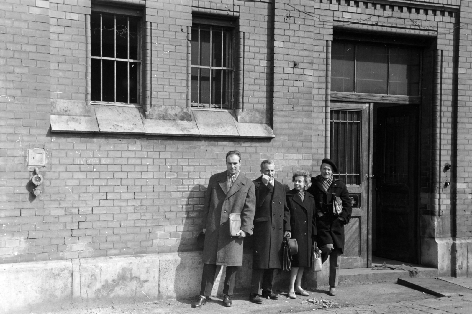 Hungary, Budapest XI., textiltechnológus levelező hallgatók a Budapesti Műszaki Egyetem (később Budapesti Műszaki és Gazdaságtudományi Egyetem) egyik épülete előtt., 1964, Ungváry Rudolf, Budapest, Fortepan #254724