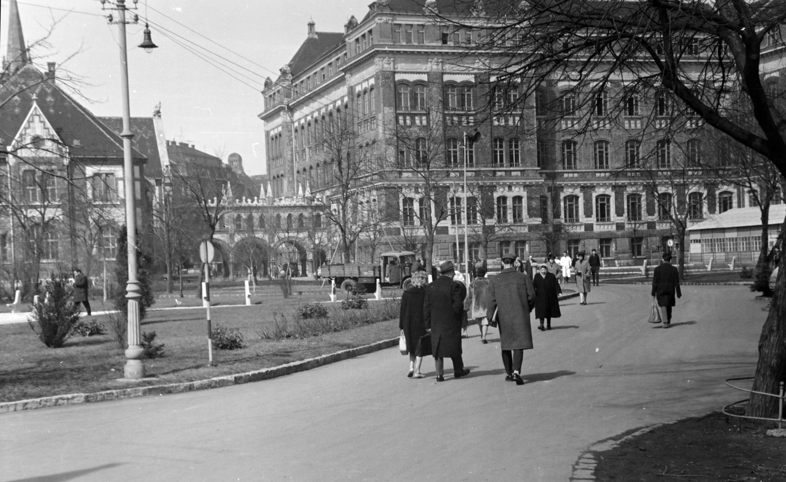 Hungary, Budapest XI., Budapesti Műszaki Egyetem (később Budapesti Műszaki és Gazdaságtudományi Egyetem) udvara, balra a Központi Könyvtár (később Országos Műszaki Információs Központ és Könyvtár / OMIKK)., 1964, Ungváry Rudolf, Budapest, Fortepan #254726