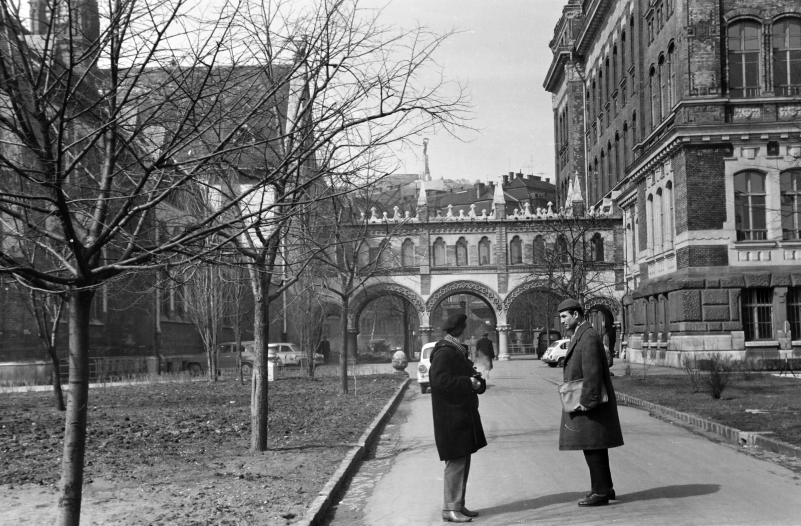 Hungary, Budapest XI., Budapesti Műszaki Egyetem (később Budapesti Műszaki és Gazdaságtudományi Egyetem) udvara, balra a Központi Könyvtár (később Országos Műszaki Információs Központ és Könyvtár / OMIKK)., 1964, Ungváry Rudolf, Budapest, Budapest University of Technology, Fortepan #254727