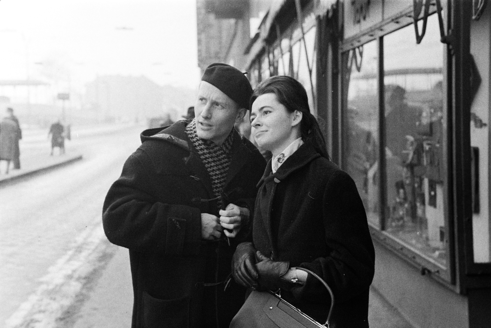 Hungary, Budapest XII., a felvétel az Alkotás út 1/a számú ház előtt készült., 1963, Ungváry Rudolf, Budapest, winter coat, man and woman, Best of, Fortepan #254745