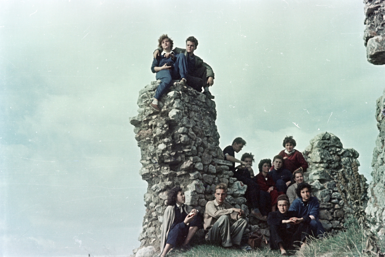 Hungary, Csesznek, vár. A budapesti Petrik Lajos Vegyipari Technikum diákjai osztálykiránduláson., 1958, Ungváry Rudolf, colorful, excursion, castle ruins, sitting on a rock, Fortepan #254793