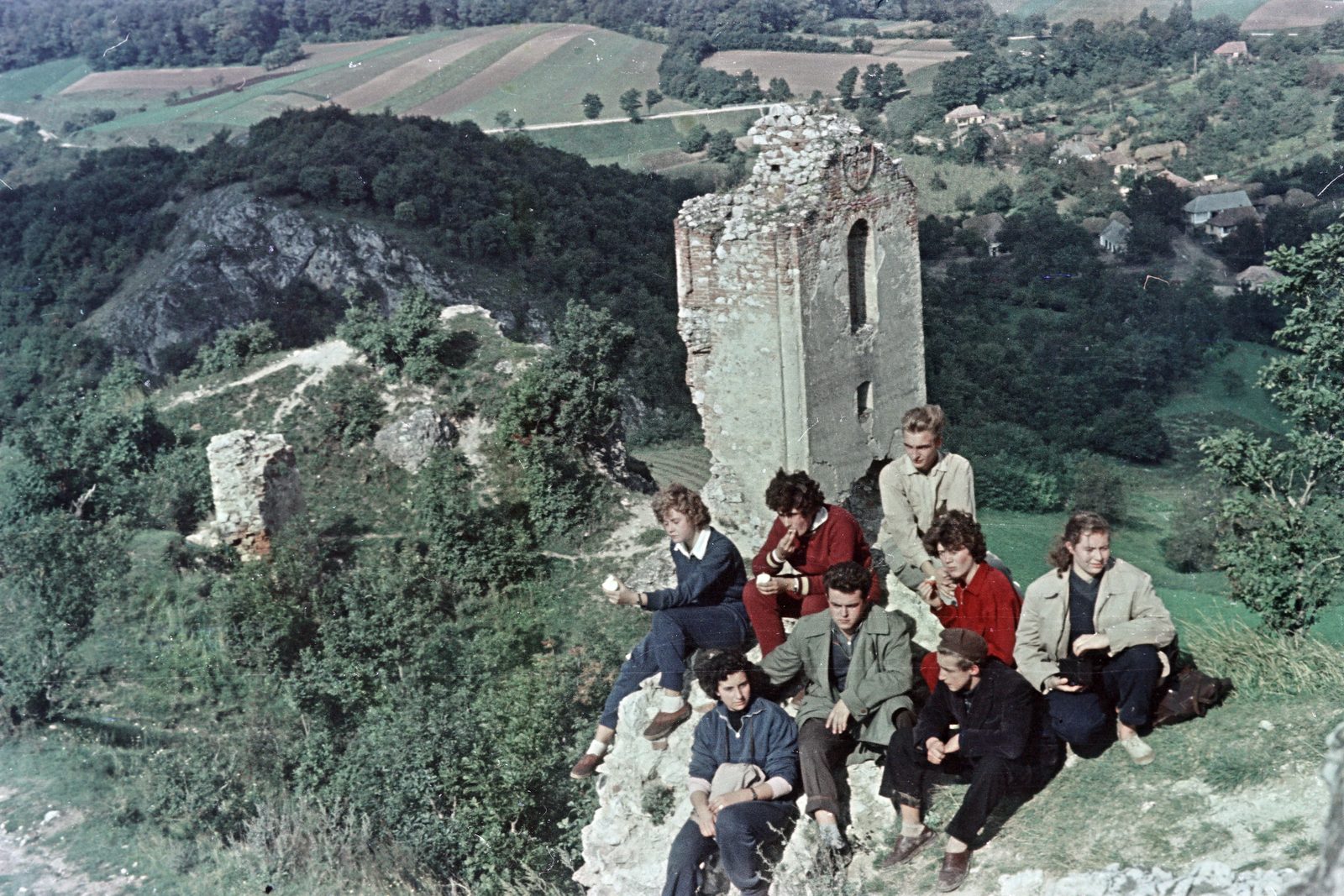 Hungary, Csesznek, vár, a kaputorony a felső várból nézve. A budapesti Petrik Lajos Vegyipari Technikum diákjai osztálykiránduláson., 1958, Ungváry Rudolf, colorful, excursion, castle ruins, Fortepan #254794