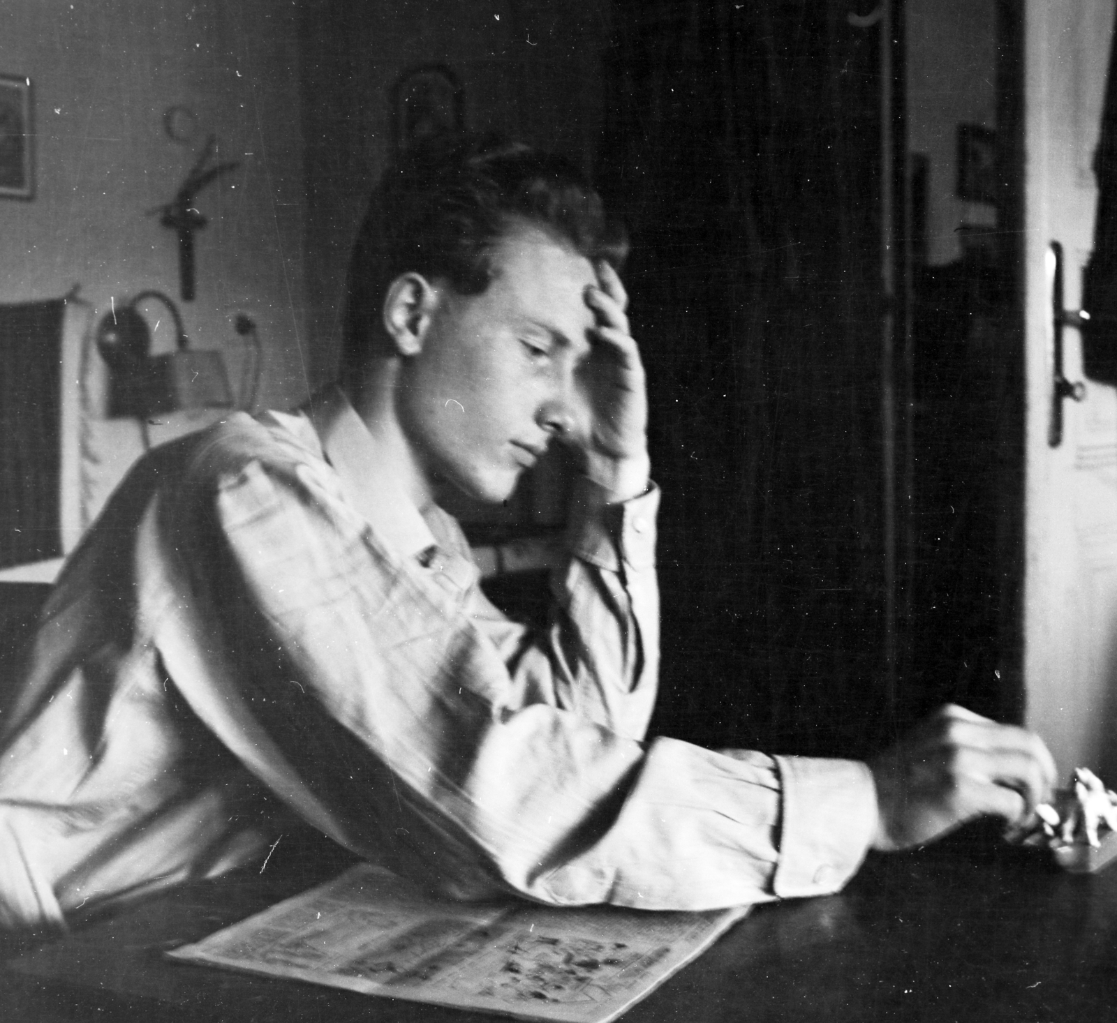 Hungary, Budapest XIII., a felvétel a Bulcsú utca 21/a számú ház egyik lakásában készült., 1957, Ungváry Rudolf, Budapest, photo aspect ratio: square, smoking, newspaper, celebrity, crucifix, man, table, Fortepan #254815