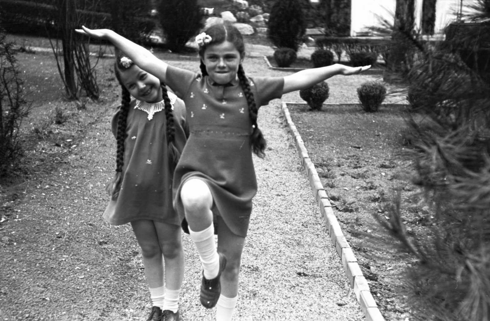 Hungary, Budapest XII., Ráth György utca 13., 1940, Fortepan, jesting, kids, braid, Budapest, one leg standing, Fortepan #25482