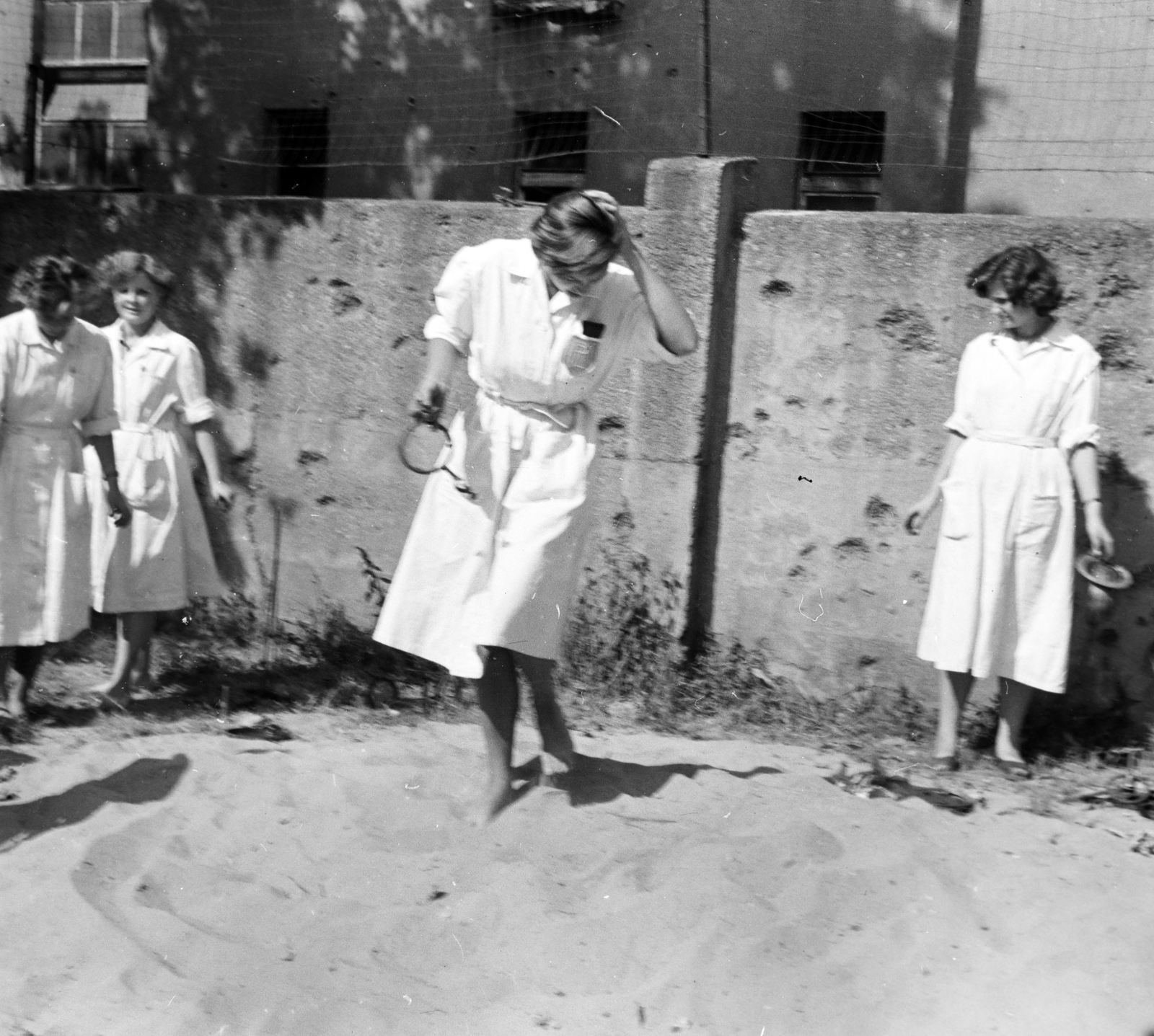 Hungary, Budapest XIV., Thököly út 48., a Petrik Lajos Vegyipari Technikum udvara, diákok öntöttvas eszközöket tisztítanak homokkal., 1958, Ungváry Rudolf, Budapest, bullet hole, Fortepan #254830