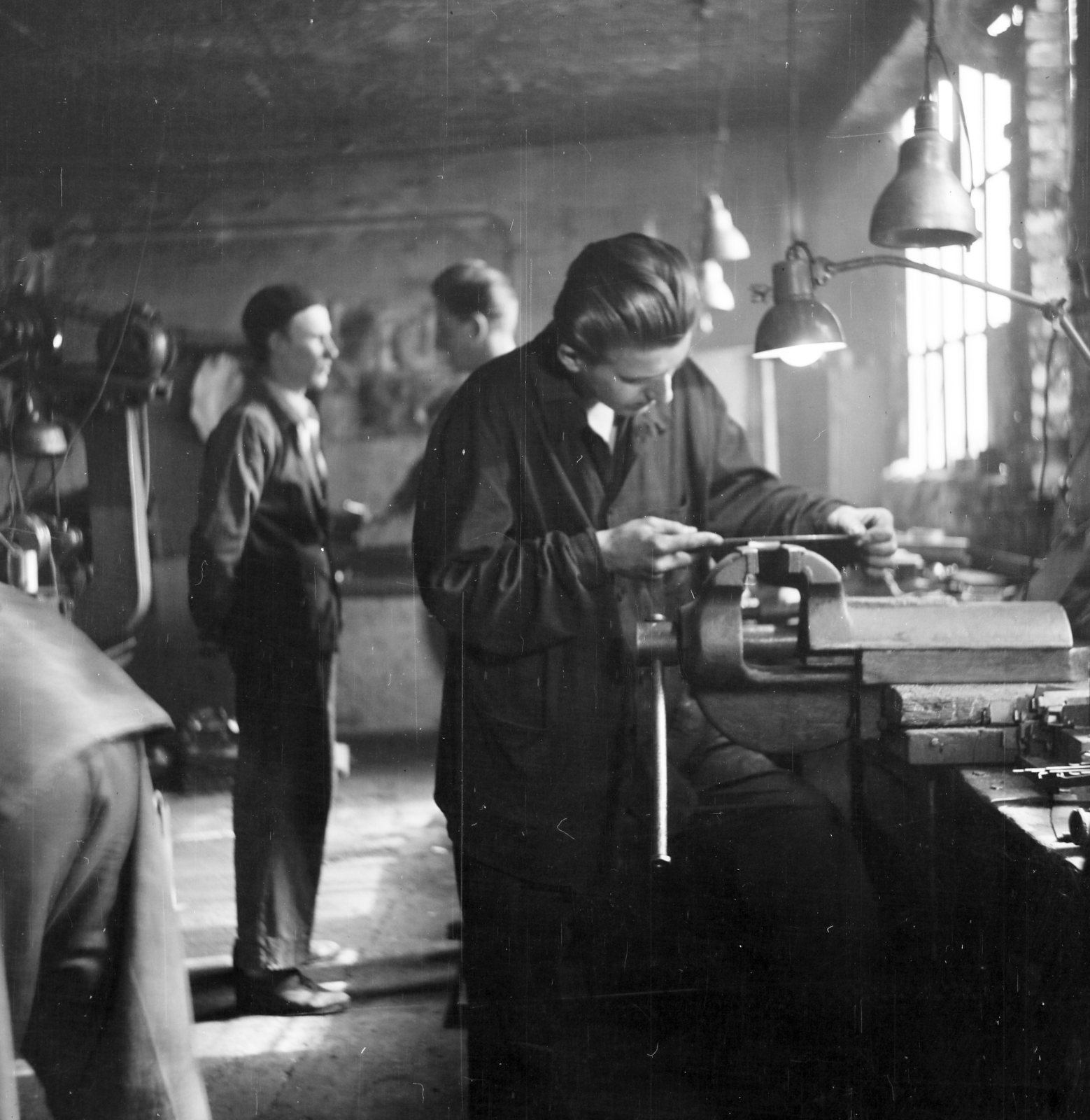 Hungary, Budapest XIII., Kassák Lajos utca (Fóti út) 13., Lakatos- és Fémáru Kisipari Termelő Szövetkezet, ipari tanulók a lakatosműhelyben., 1958, Ungváry Rudolf, Budapest, vise, rasp, Best of, Fortepan #254862