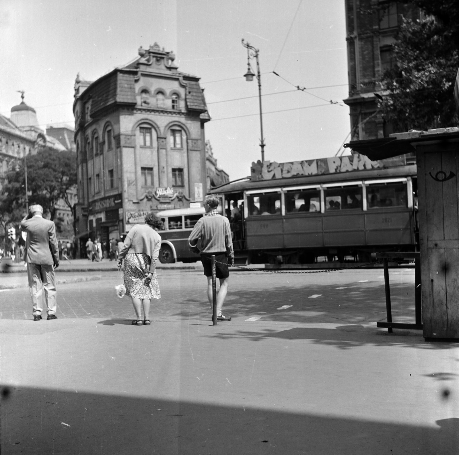 Magyarország, Budapest VI., Teréz (Lenin) körút a Nyugati pályaudvar előtt, balra a Westend-ház., 1957, Ungváry Rudolf, Budapest, villamos, rövidnadrág, képarány: négyzetes, híres ember, pulóver, cekker, Fortepan #254865