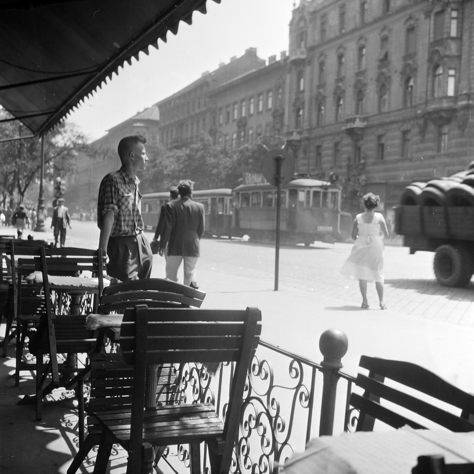 Hungary, Budapest V.,Budapest XIII., Szent István körút 16., a Club eszpresszó terasza a Marx (Nyugati) tér felé nézve., 1957, Ungváry Rudolf, Budapest, tram, photo aspect ratio: square, celebrity, terrace, shader, Best of, Fortepan #254870