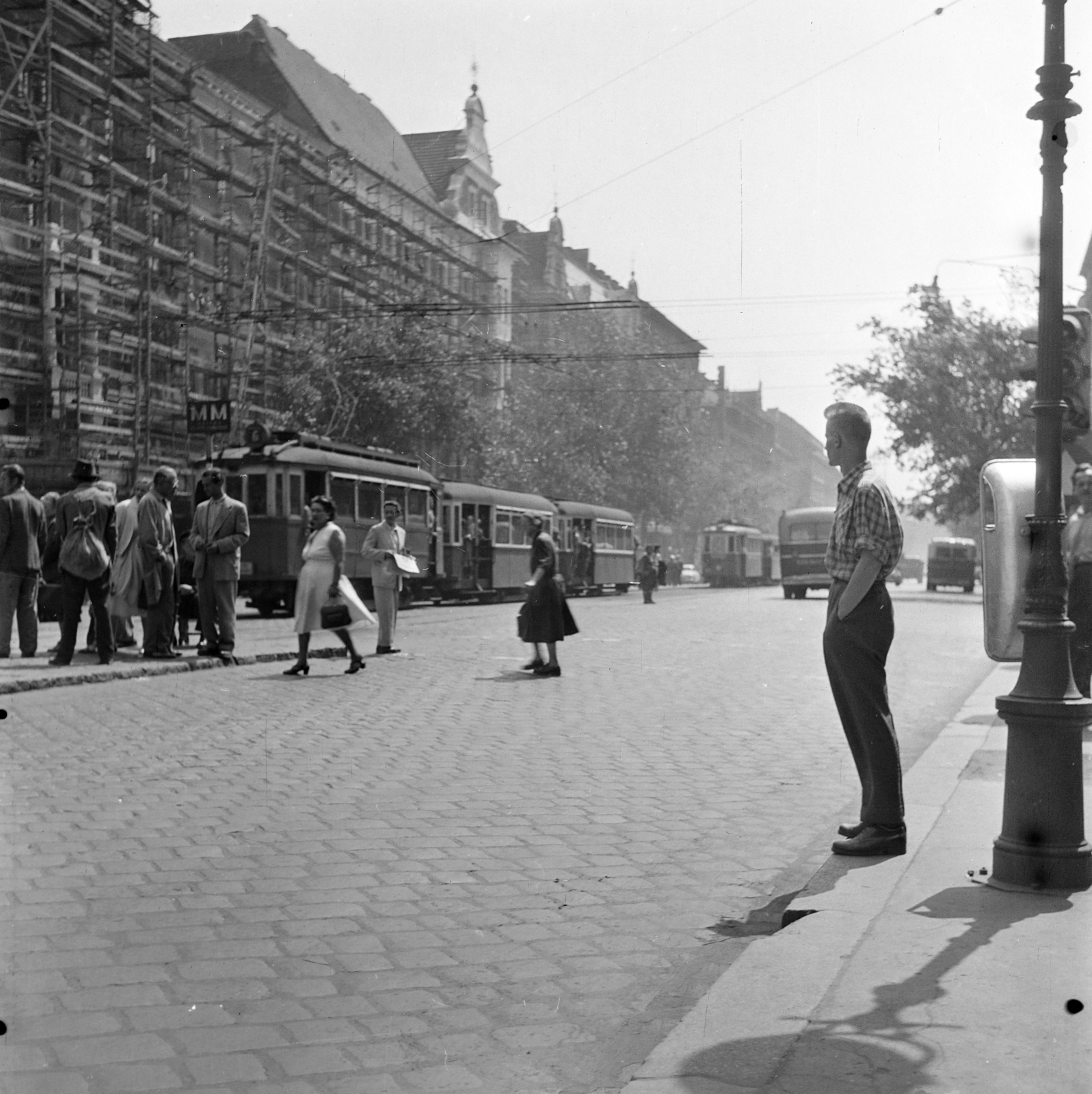 Hungary, Budapest VI., Teréz (Lenin) körúti villamosmegálló, háttérben a körút Podmaniczky (Rudas László) utca - Szobi utca - Szondi utca közötti szakasza., 1957, Ungváry Rudolf, Budapest, street view, photo aspect ratio: square, scaffolding, Fortepan #254873