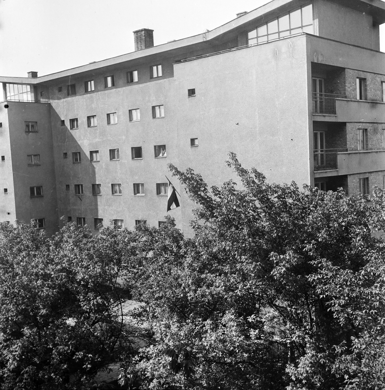Hungary, Budapest XIII., kilátás a Bulcsú utca 21/a számú házból, szemben a Bulcsú utca 18-20 számú épülete, az "Élmunkás házak" egyike., 1957, Ungváry Rudolf, Budapest, tenement house, photo aspect ratio: square, modern architecture, Fortepan #254877
