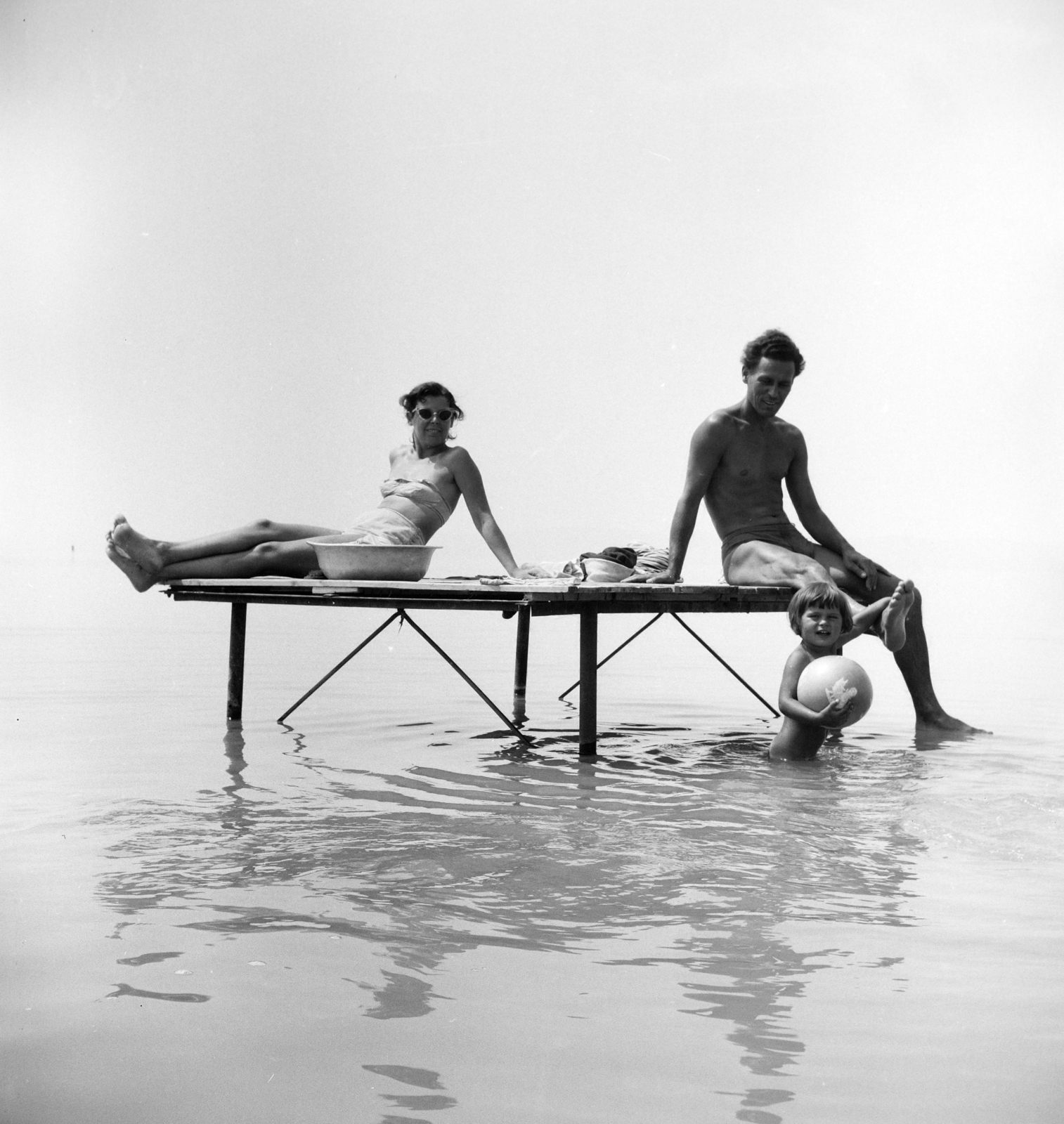 Hungary, Balatonszemes, 1959, Ungváry Rudolf, bathing suit, sunbathe, beach, pier, ball, Fortepan #254885